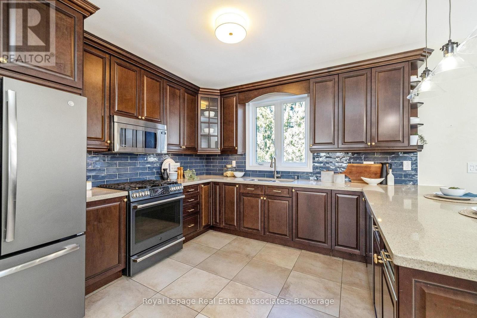 3 Beaver Street, Halton Hills, Ontario  L7G 3P4 - Photo 11 - W12970110