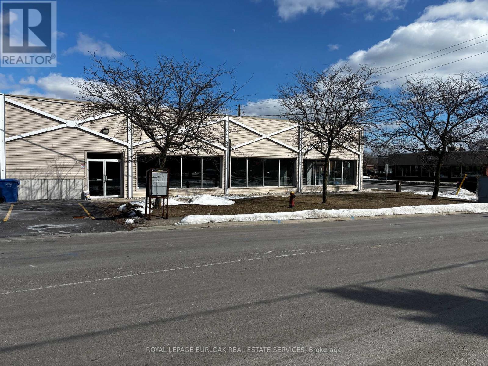 1 - 2279 Fairview Street, Burlington, Ontario  L7R 2E3 - Photo 5 - W12970128