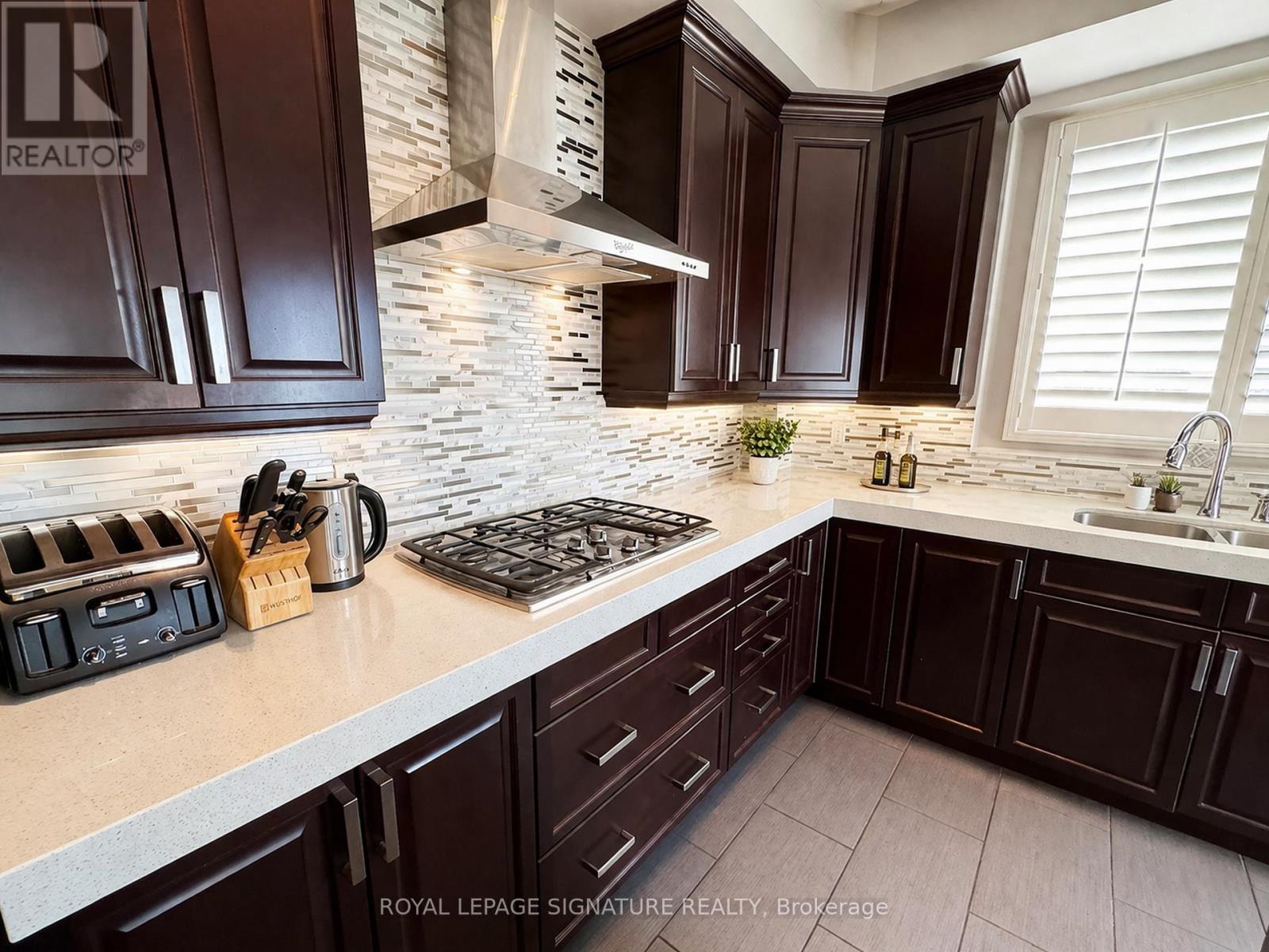 1 Granite Court, Toronto (Mimico), Ontario  M8V 4A4 - Photo 7 - W12970172