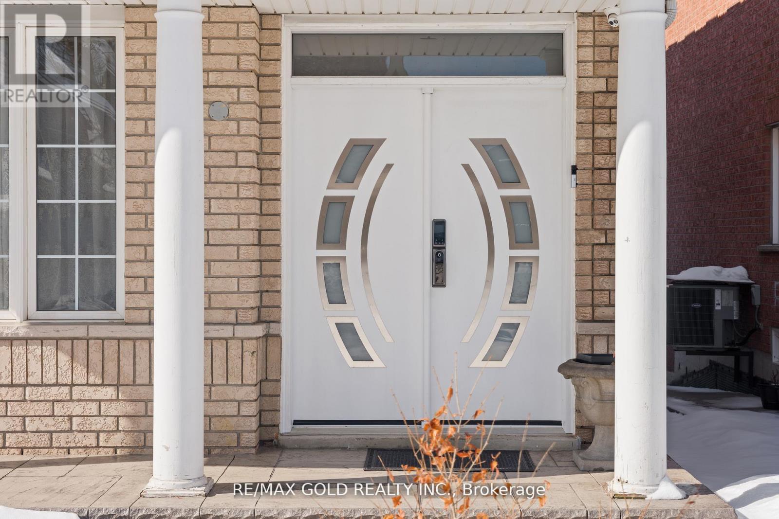 88 Octillo Boulevard, Brampton, Ontario  L6R 2V6 - Photo 4 - W12970180