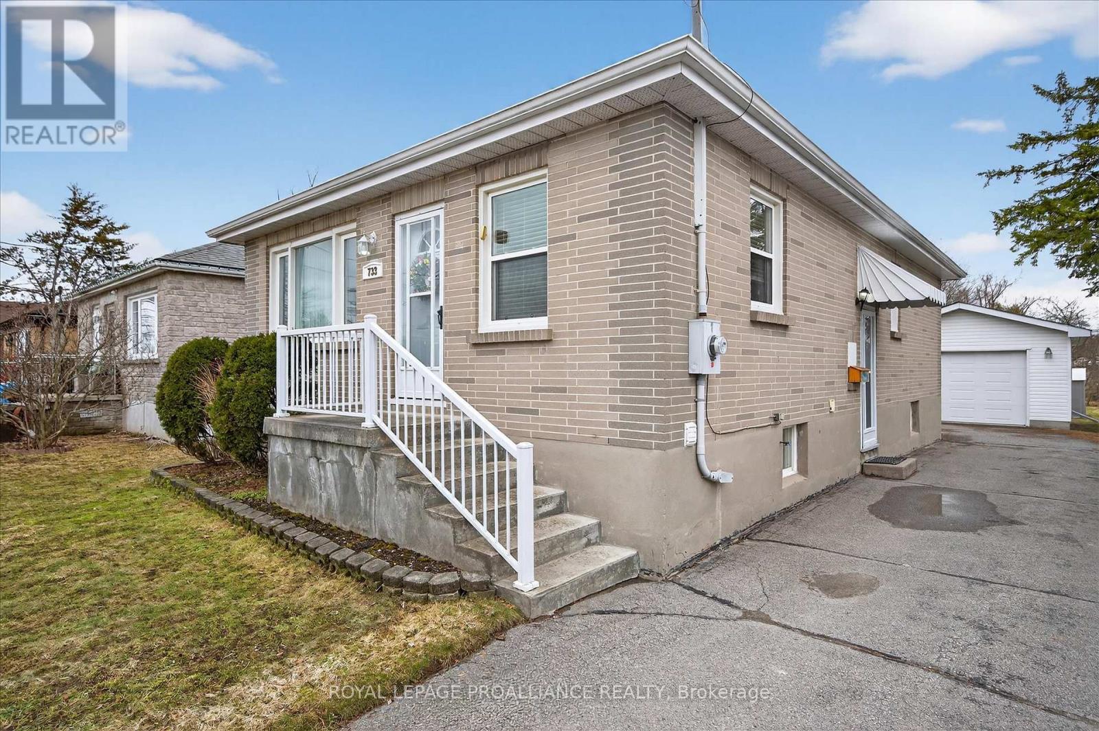 733 Cameron Street, Peterborough, Ontario  K9J 4A1 - Photo 2 - X12970514