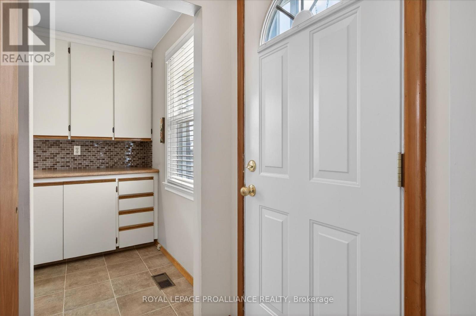 733 Cameron Street, Peterborough, Ontario  K9J 4A1 - Photo 3 - X12970514