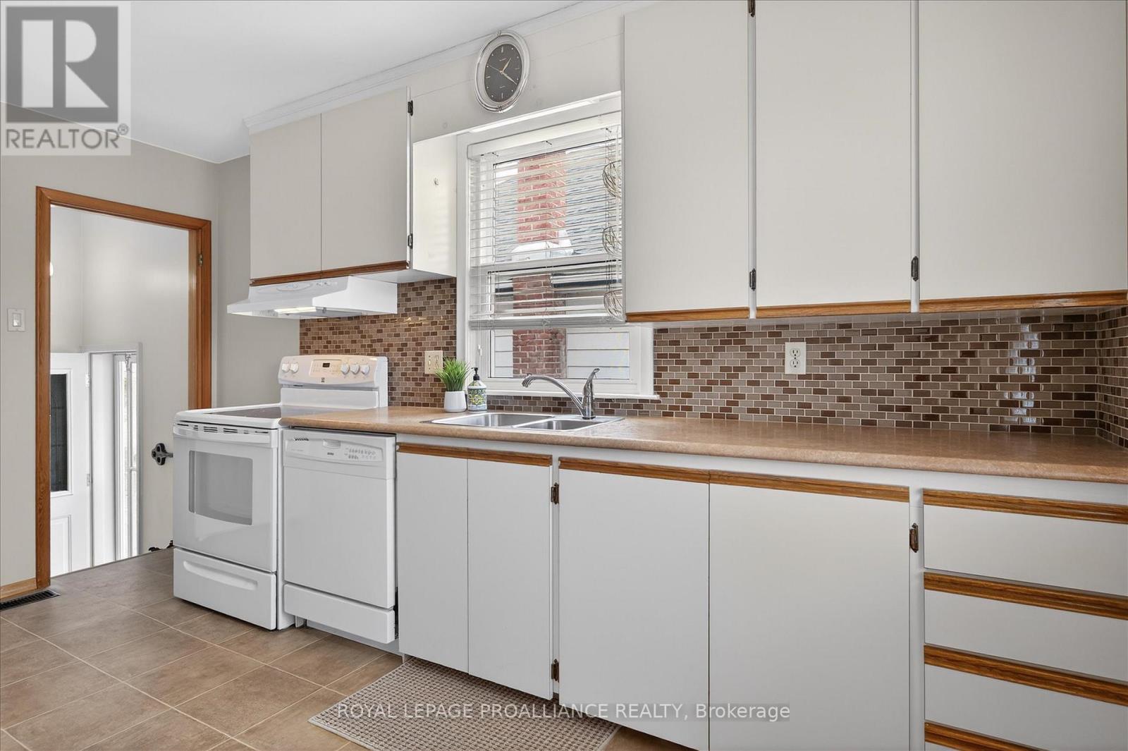 733 Cameron Street, Peterborough, Ontario  K9J 4A1 - Photo 4 - X12970514