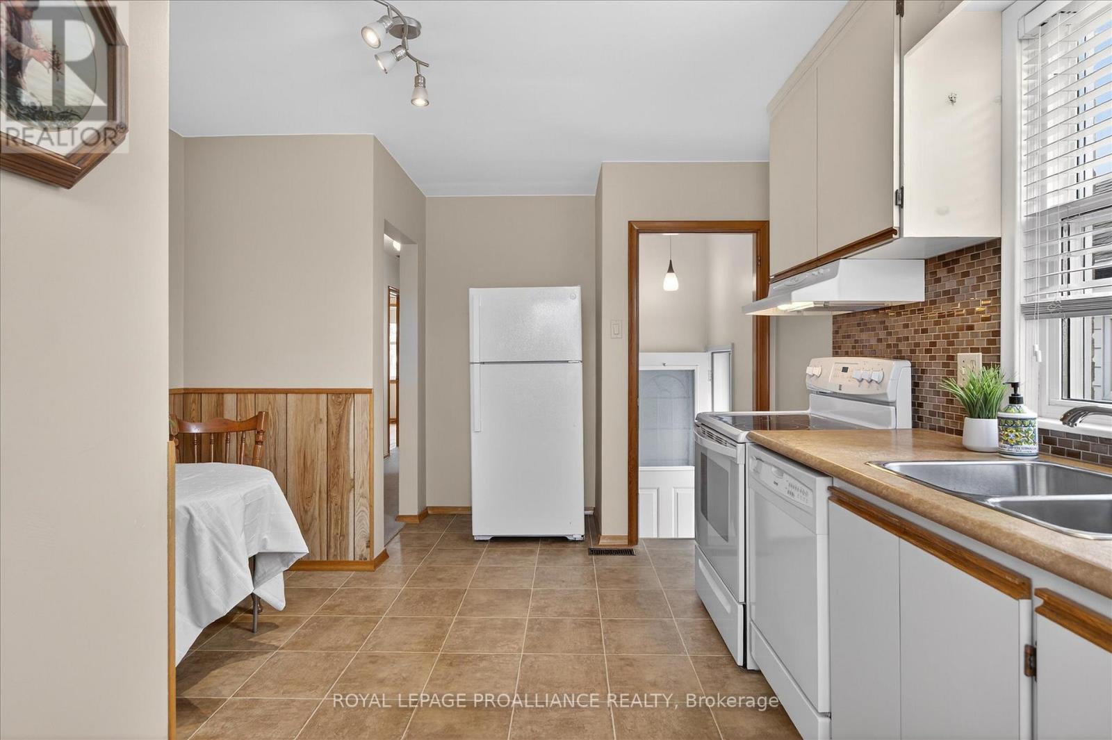 733 Cameron Street, Peterborough, Ontario  K9J 4A1 - Photo 5 - X12970514