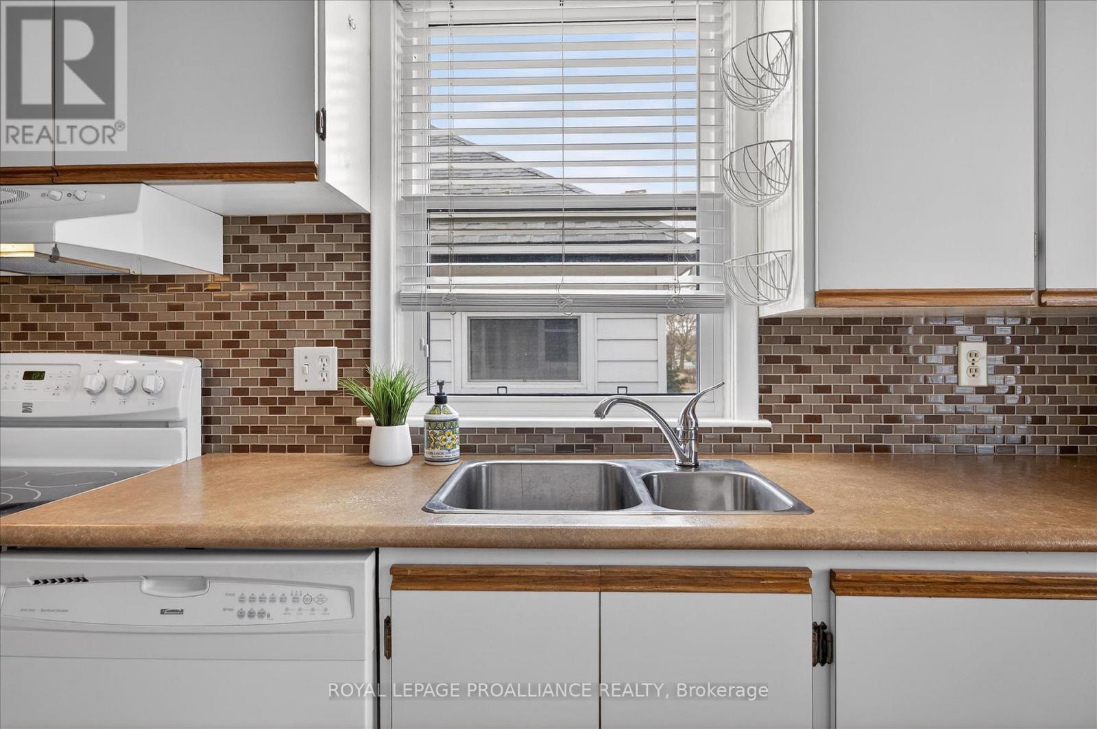 733 Cameron Street, Peterborough, Ontario  K9J 4A1 - Photo 7 - X12970514