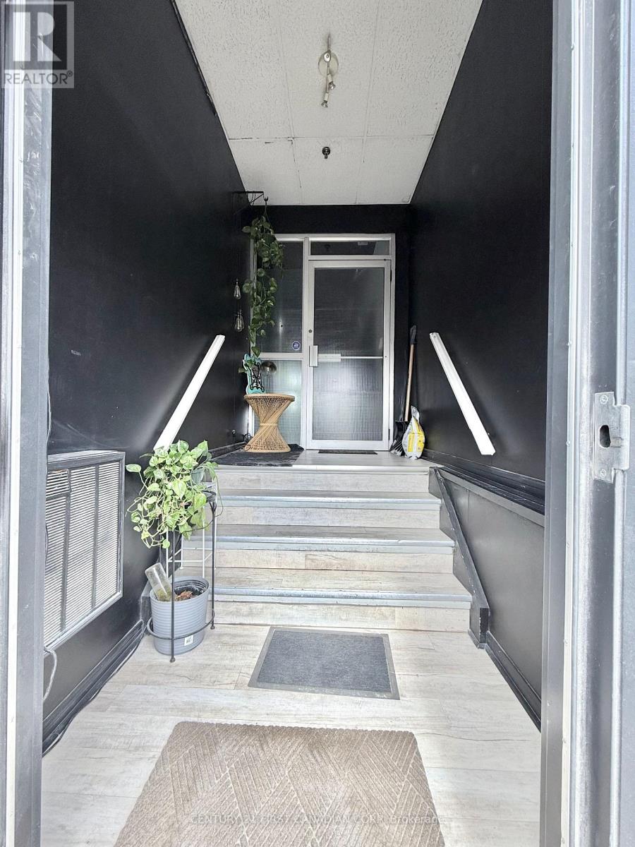 176a York Street, London East, Ontario  N6A 1B5 - Photo 2 - X12970408