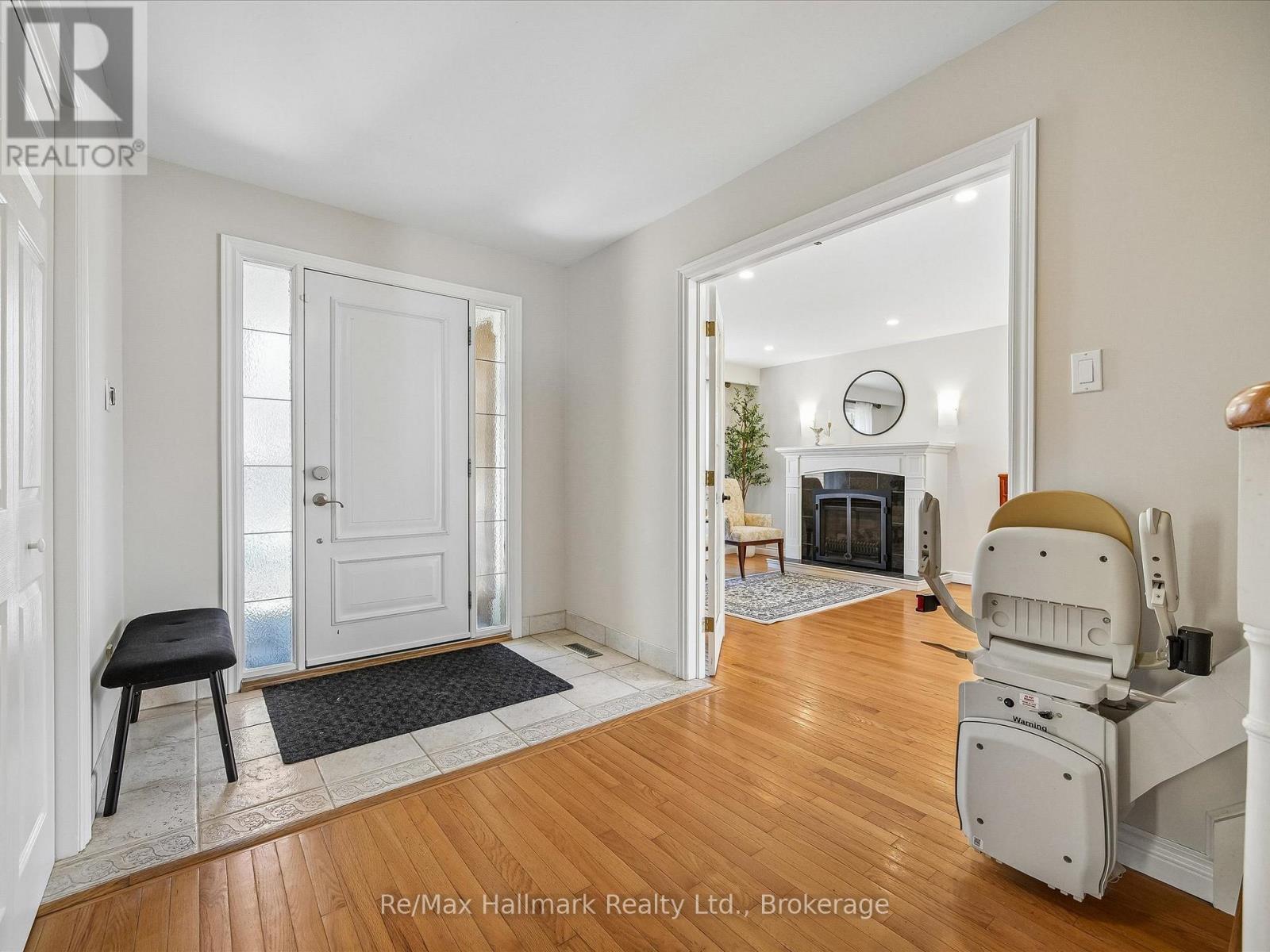 2103 Constance Drive, Oakville, Ontario  L6J 5V1 - Photo 4 - W12970324