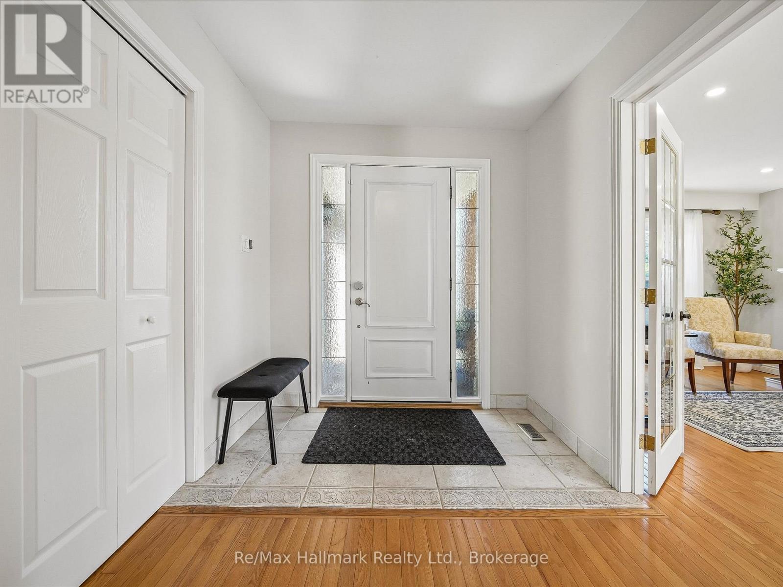 2103 Constance Drive, Oakville, Ontario  L6J 5V1 - Photo 5 - W12970324