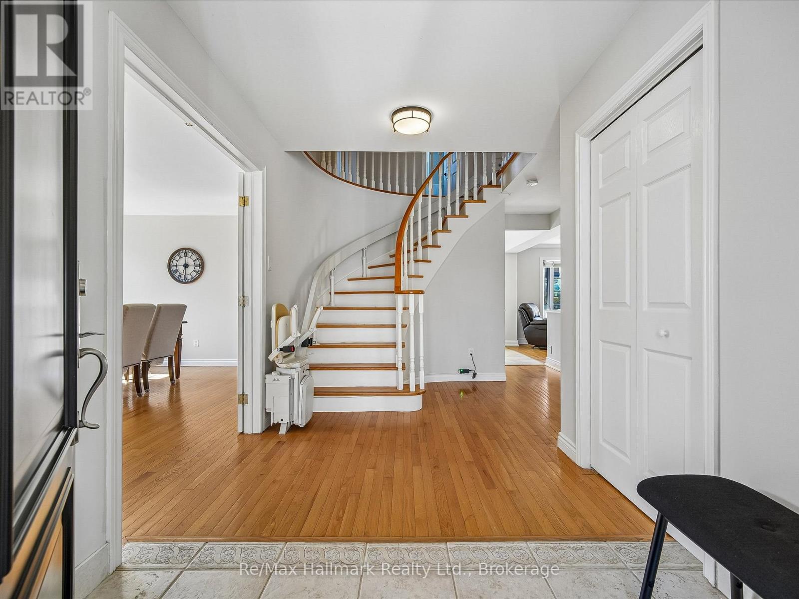 2103 Constance Drive, Oakville, Ontario  L6J 5V1 - Photo 6 - W12970324