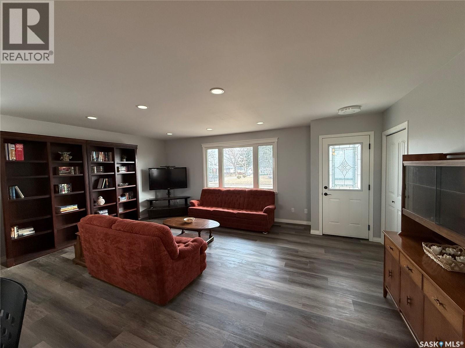 801 Lorne Street W, Swift Current, Saskatchewan  S9H 0J8 - Photo 2 - SK032339