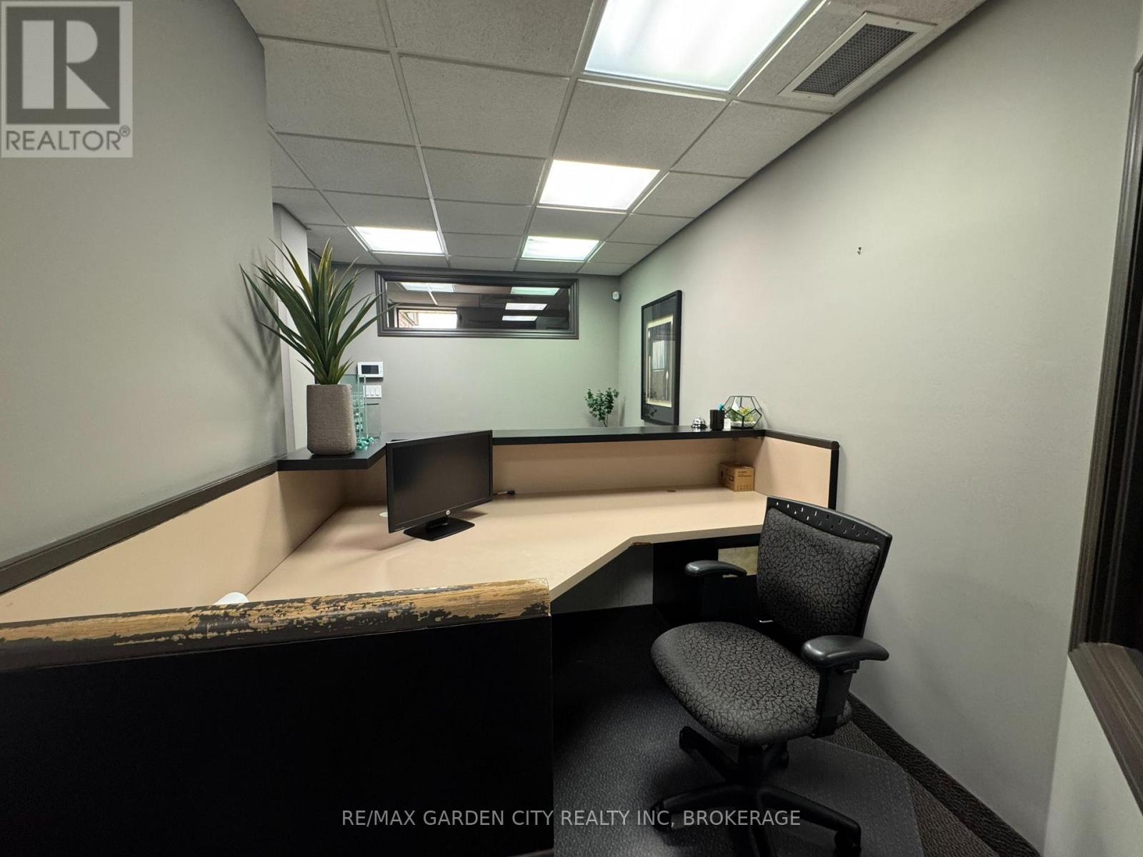 2nd Floor - 236 Glenridge Avenue, St. Catharines, Ontario  L2T 3J9 - Photo 12 - X12970344