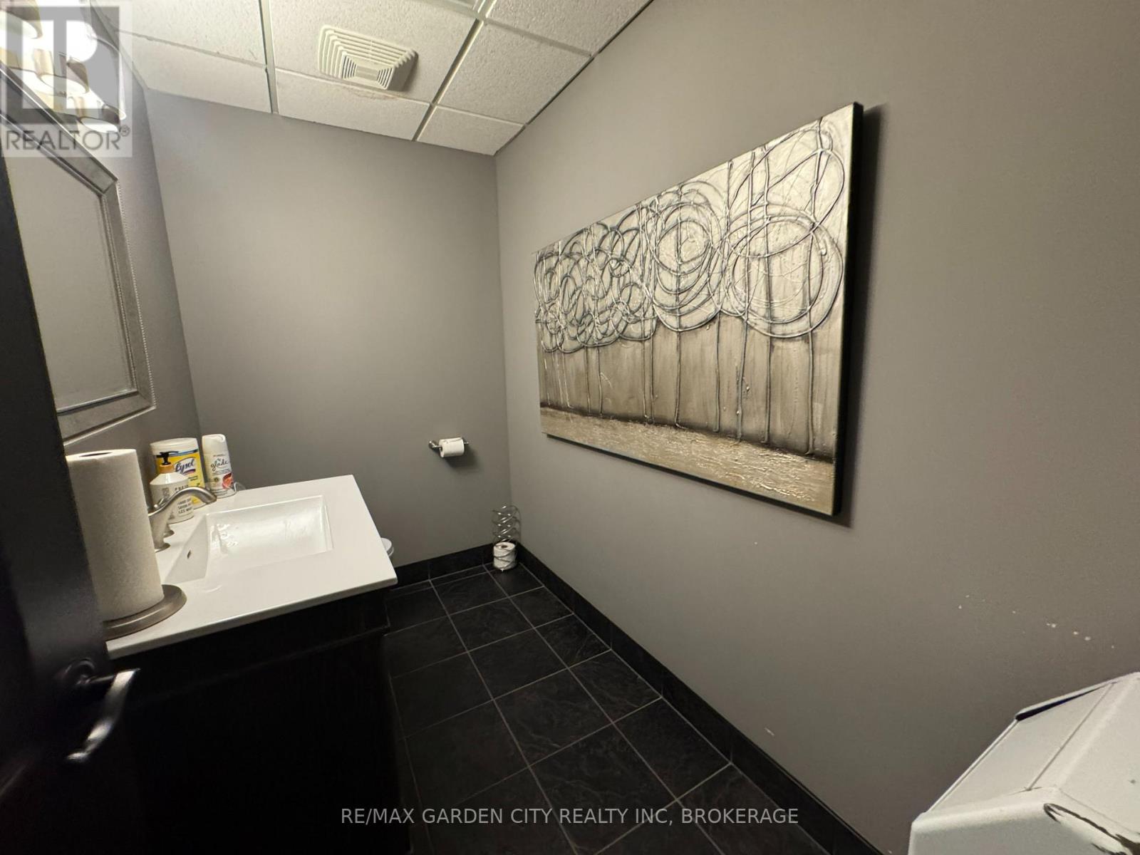 2nd Floor - 236 Glenridge Avenue, St. Catharines, Ontario  L2T 3J9 - Photo 15 - X12970344