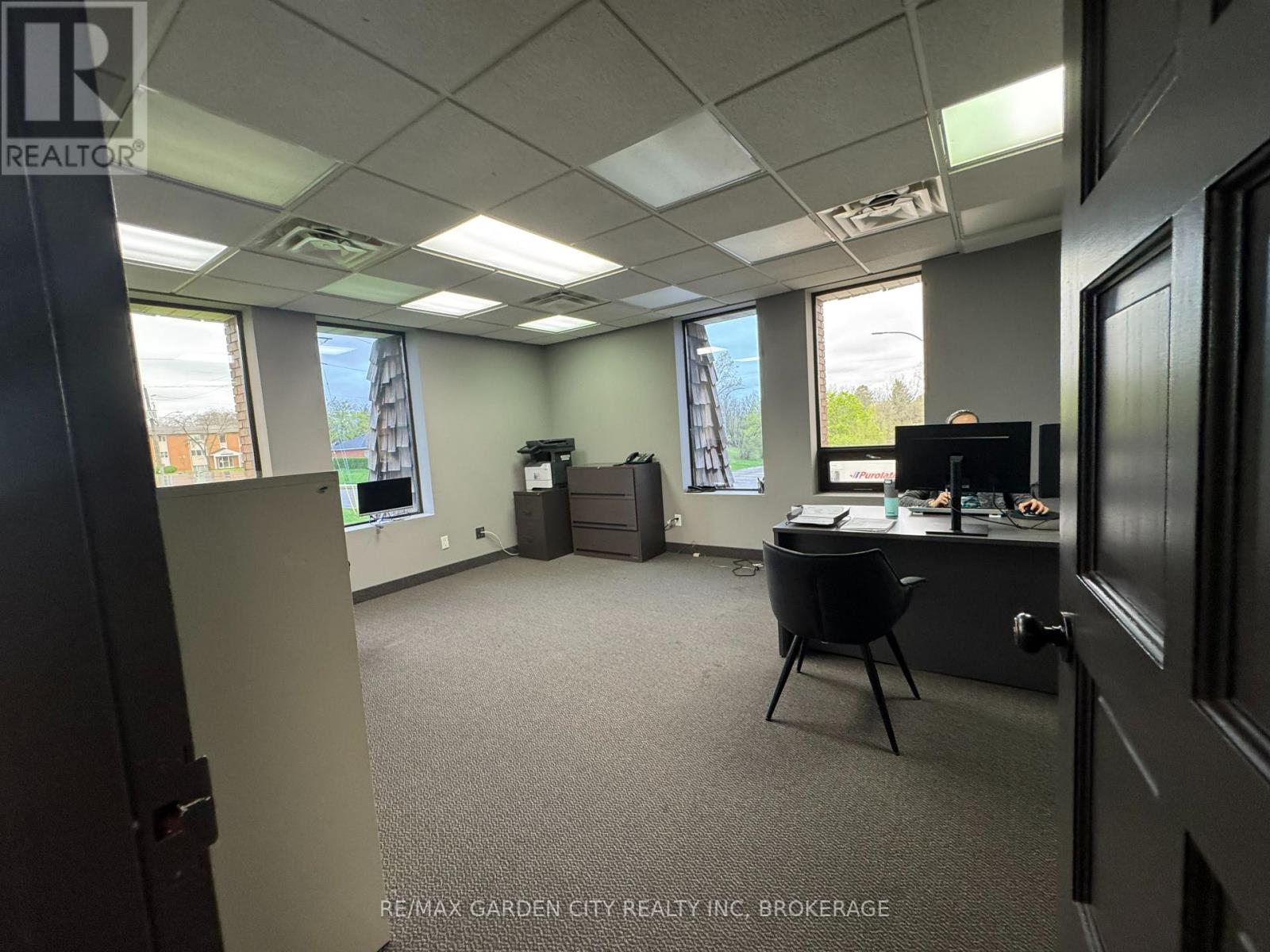 2nd Floor - 236 Glenridge Avenue, St. Catharines, Ontario  L2T 3J9 - Photo 8 - X12970344