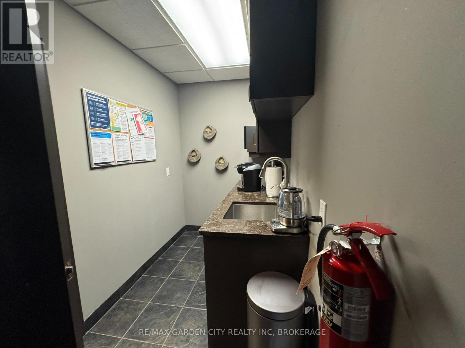 2nd Floor - 236 Glenridge Avenue, St. Catharines, Ontario  L2T 3J9 - Photo 9 - X12970344