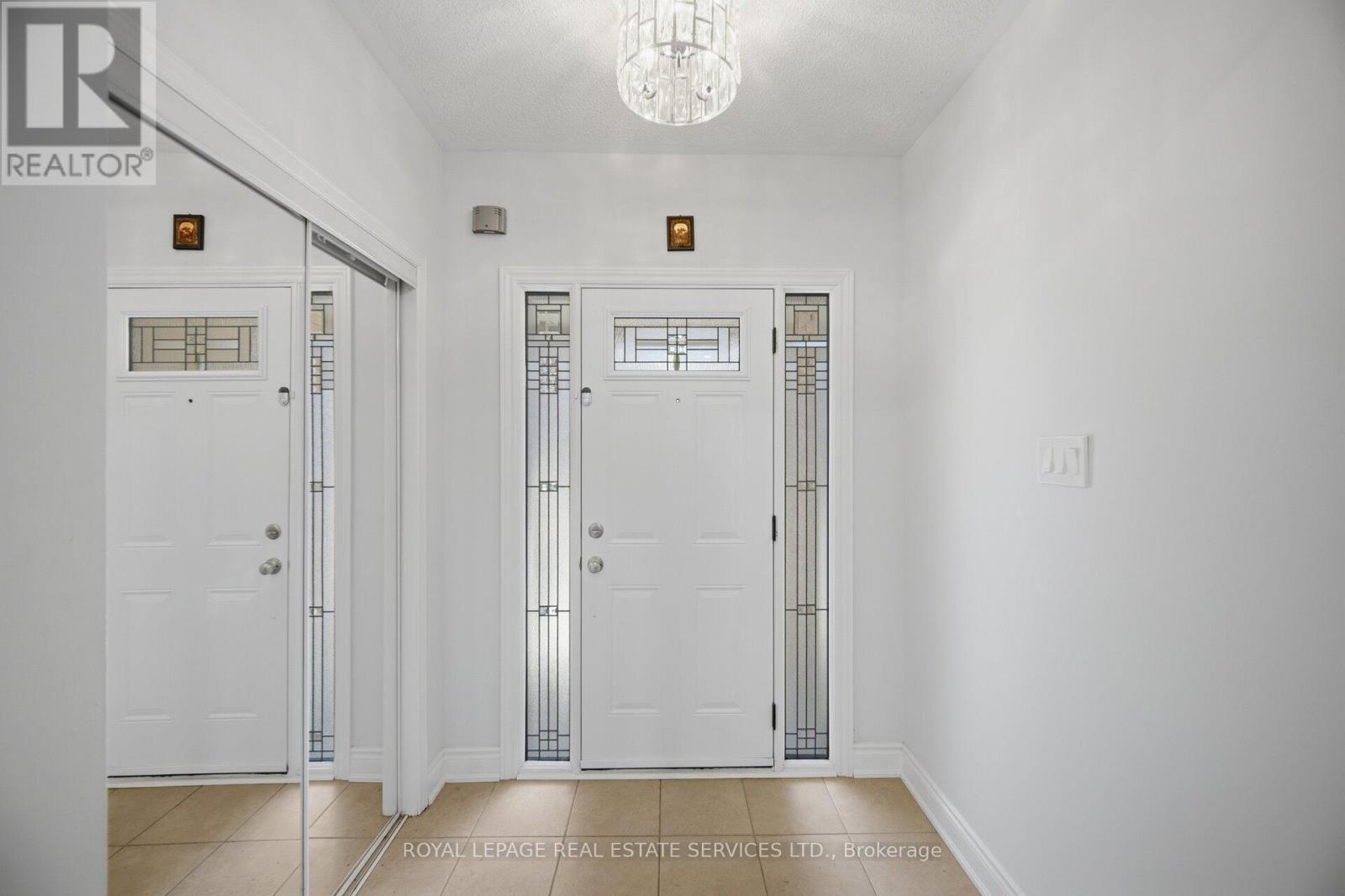 3749 Nightstar Drive, Mississauga, Ontario  L5M 8A5 - Photo 4 - W12970074