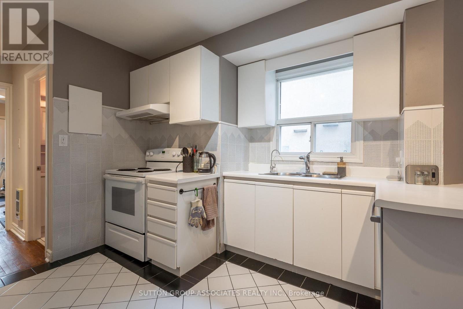 1 - 26 Alcina Avenue, Toronto, Ontario  M6G 2E8 - Photo 9 - C12970210