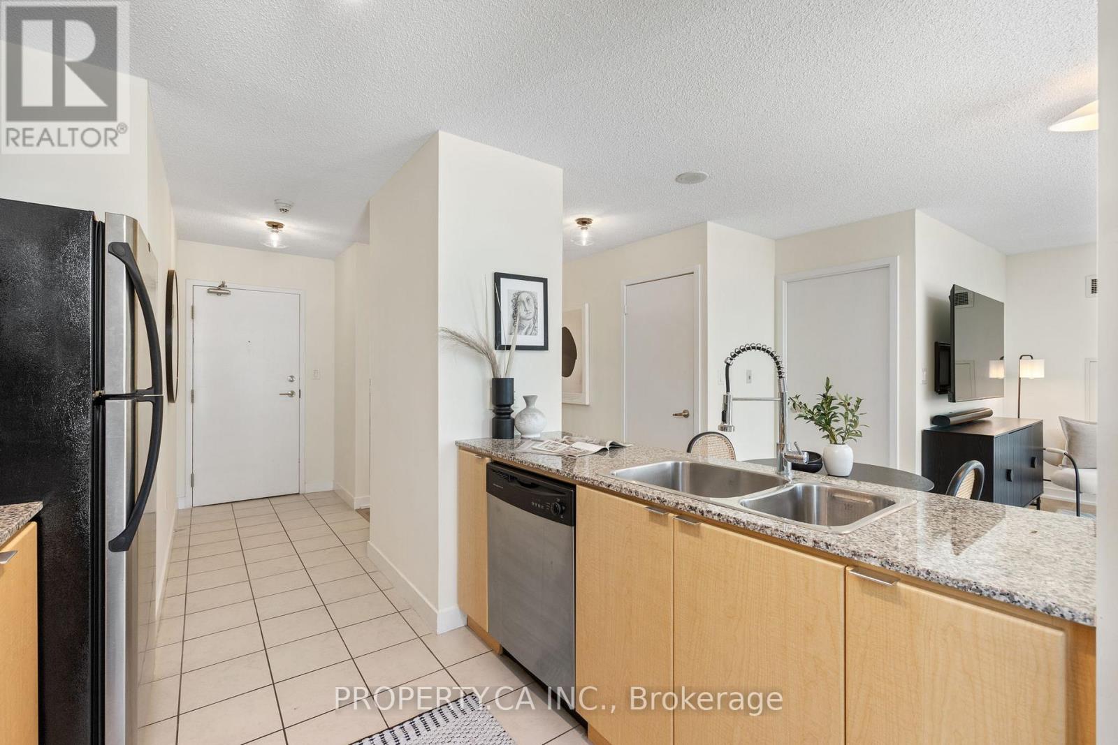 503 - 11 Brunel Court, Toronto, Ontario  M5V 3Y3 - Photo 6 - C12970268