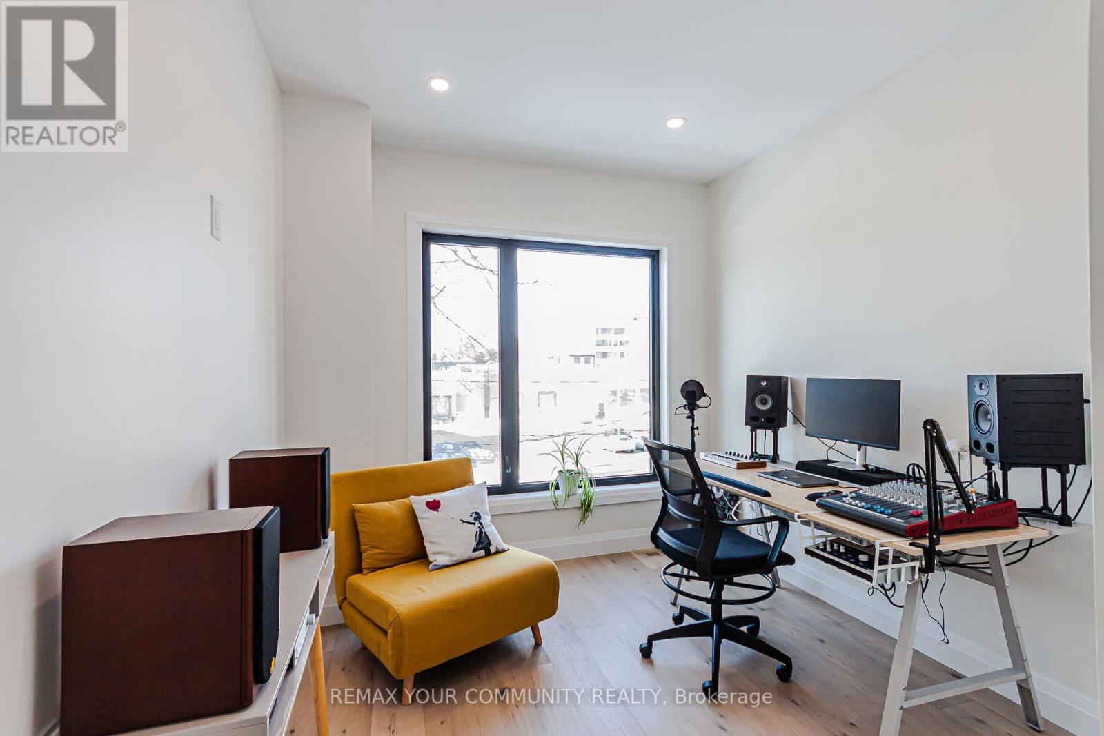 89 Gainsborough Road, Toronto (Woodbine Corridor), Ontario  M4L 3C3 - Photo 14 - E12970562