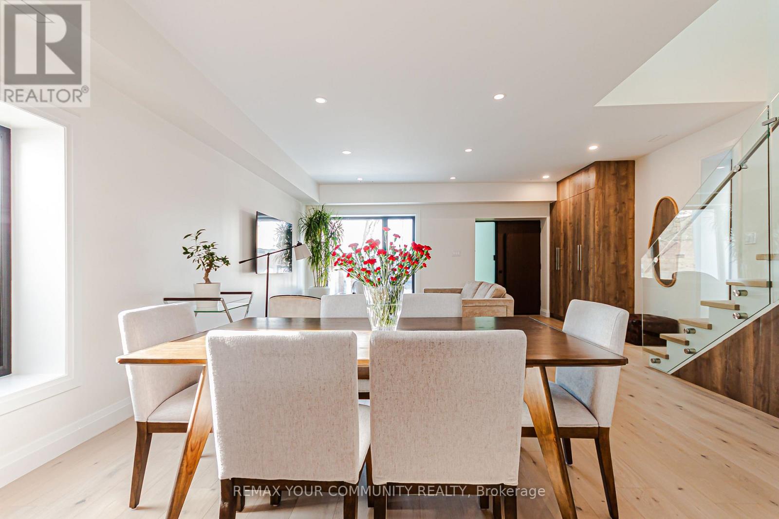 89 Gainsborough Road, Toronto (Woodbine Corridor), Ontario  M4L 3C3 - Photo 8 - E12970562