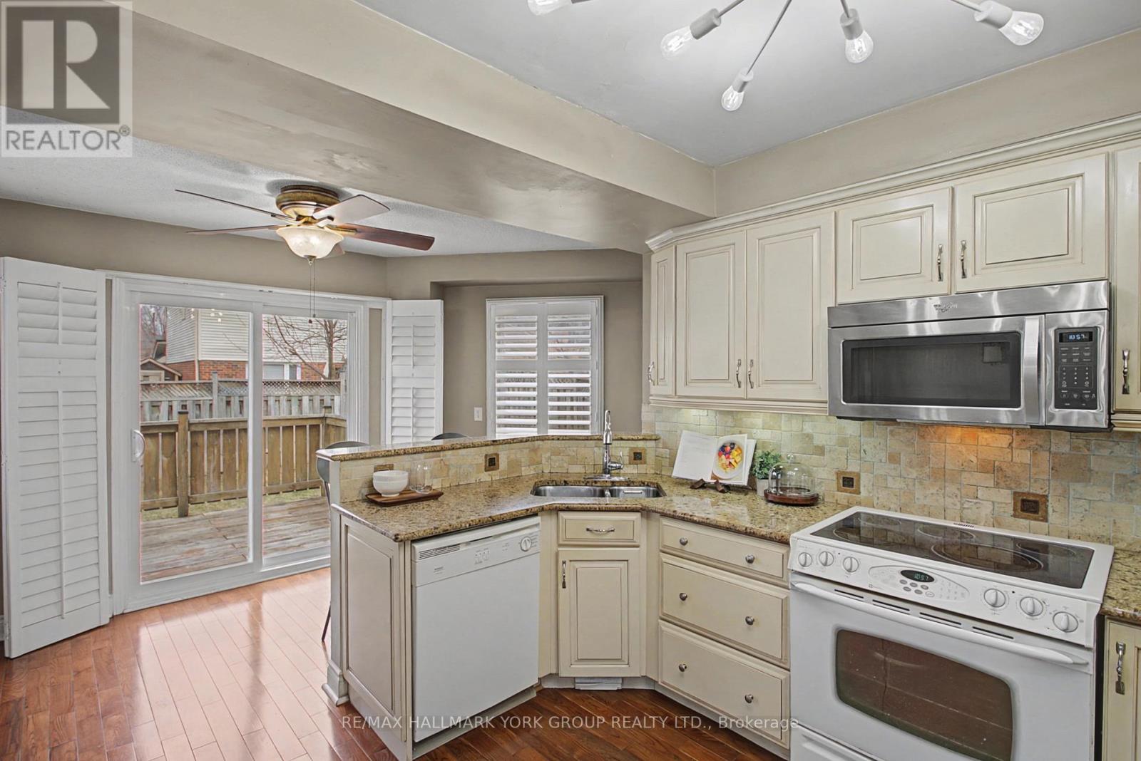 28 Hollingshead Drive, Aurora, Ontario  L4G 5J8 - Photo 9 - N12970422