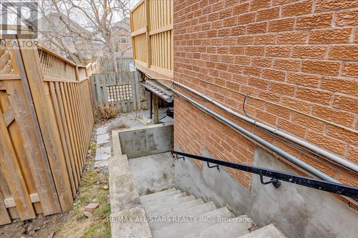 40 Chartwell Crescent, Georgina, Ontario  L4P 3N8 - Photo 24 - N12970540