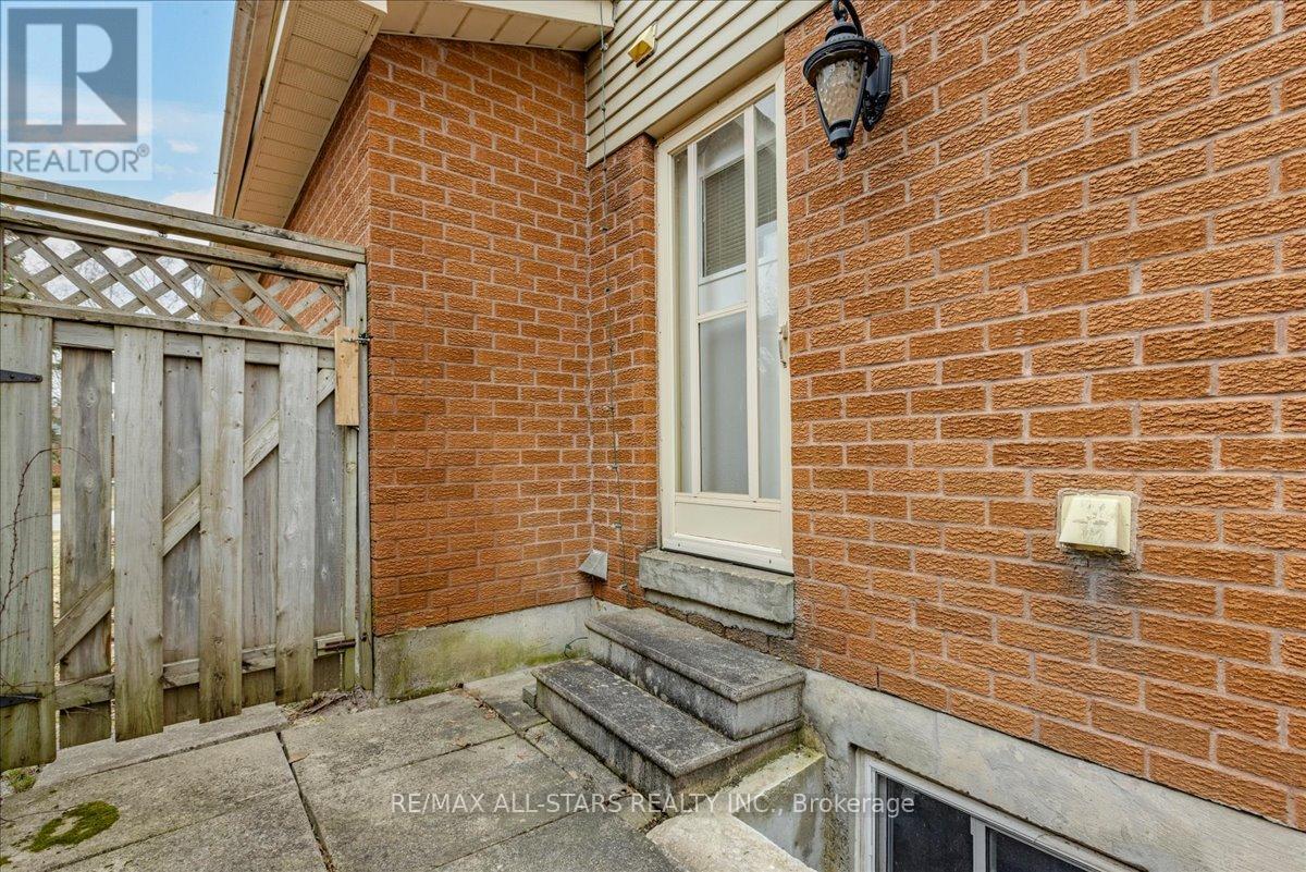 40 Chartwell Crescent, Georgina, Ontario  L4P 3N8 - Photo 34 - N12970540