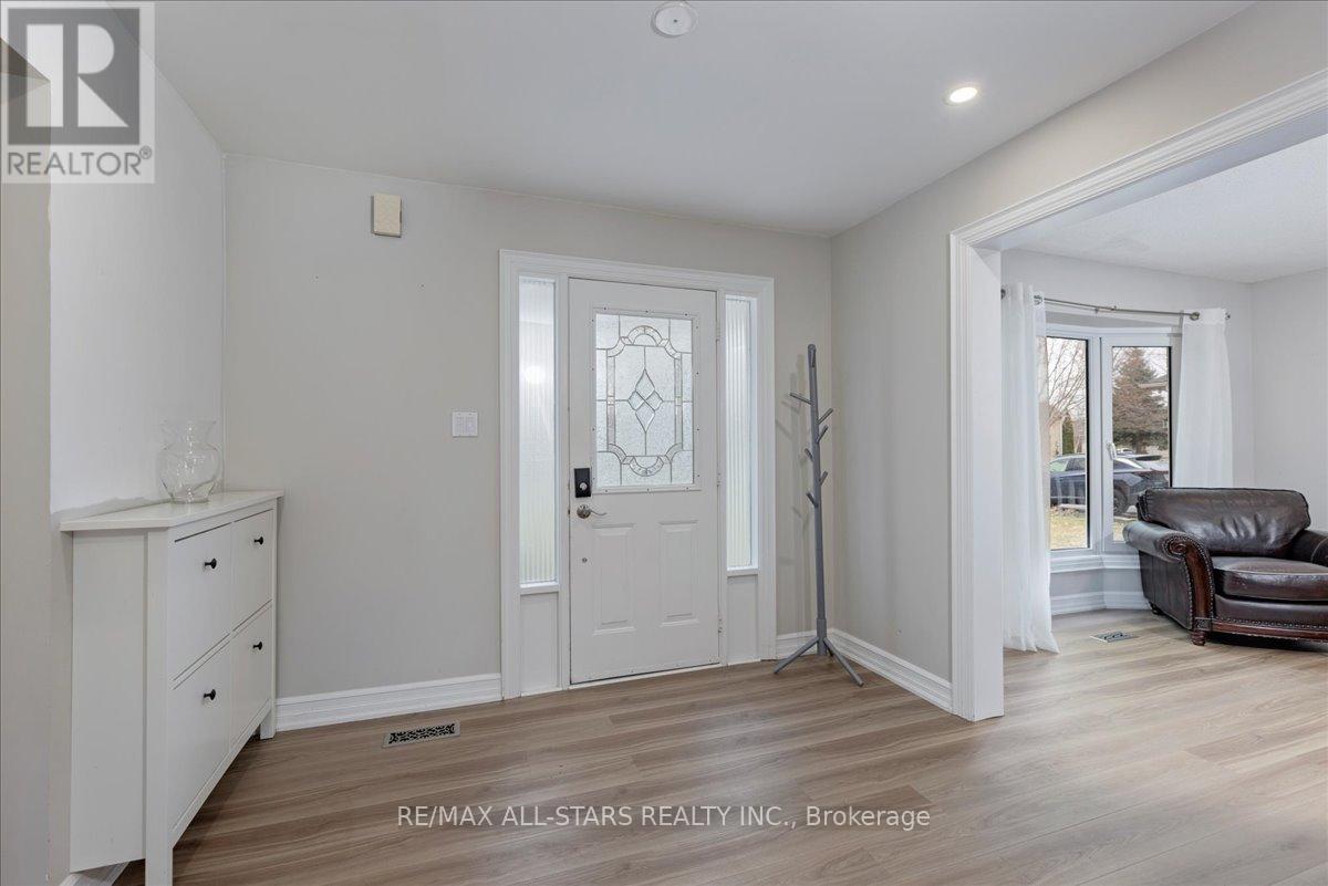 40 Chartwell Crescent, Georgina, Ontario  L4P 3N8 - Photo 4 - N12970540