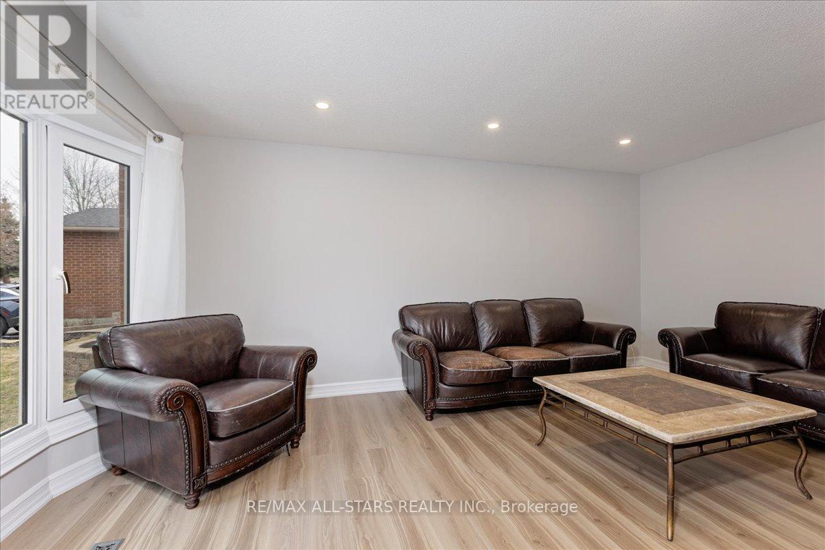 40 Chartwell Crescent, Georgina, Ontario  L4P 3N8 - Photo 5 - N12970540