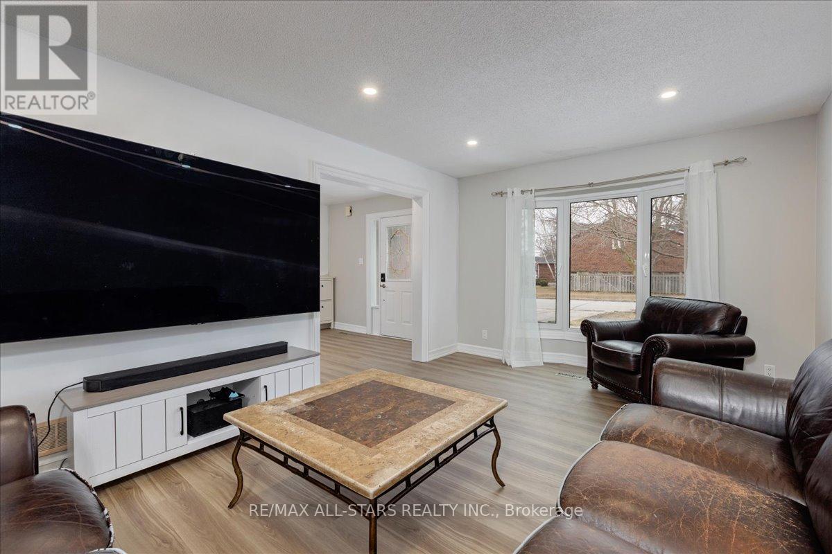 40 Chartwell Crescent, Georgina, Ontario  L4P 3N8 - Photo 6 - N12970540