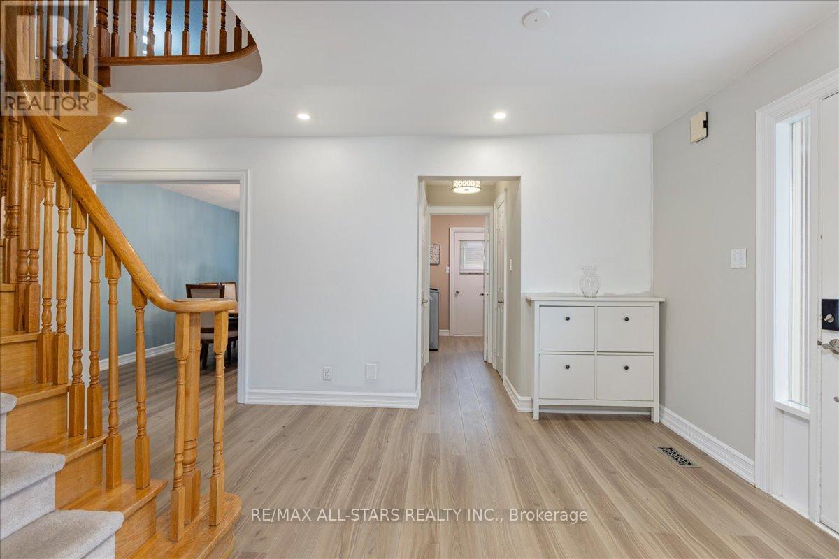 40 Chartwell Crescent, Georgina, Ontario  L4P 3N8 - Photo 7 - N12970540