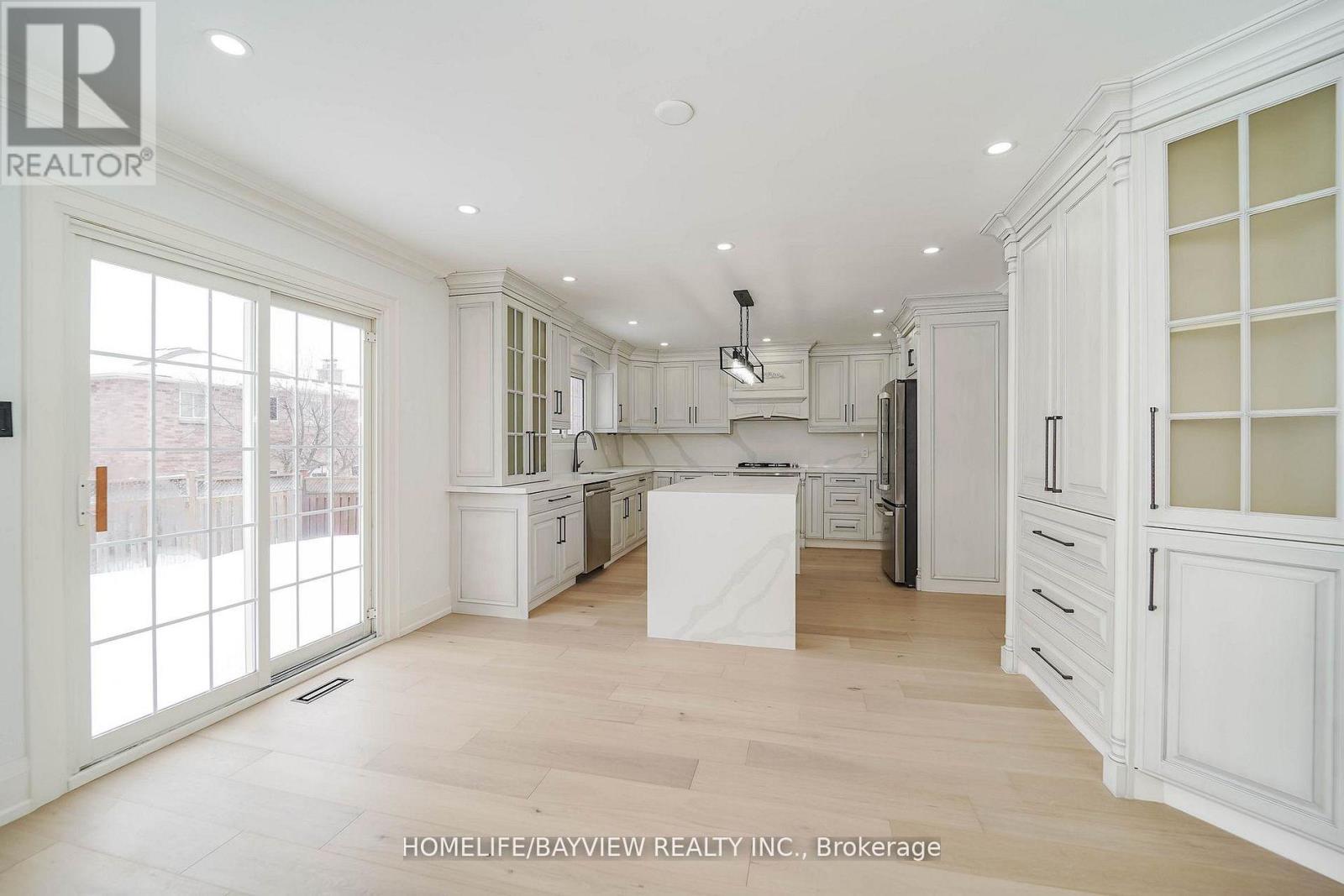 39 Shaftsbury(Main Fl) Avenue, Richmond Hill, Ontario  L4C 9K3 - Photo 10 - N12970604