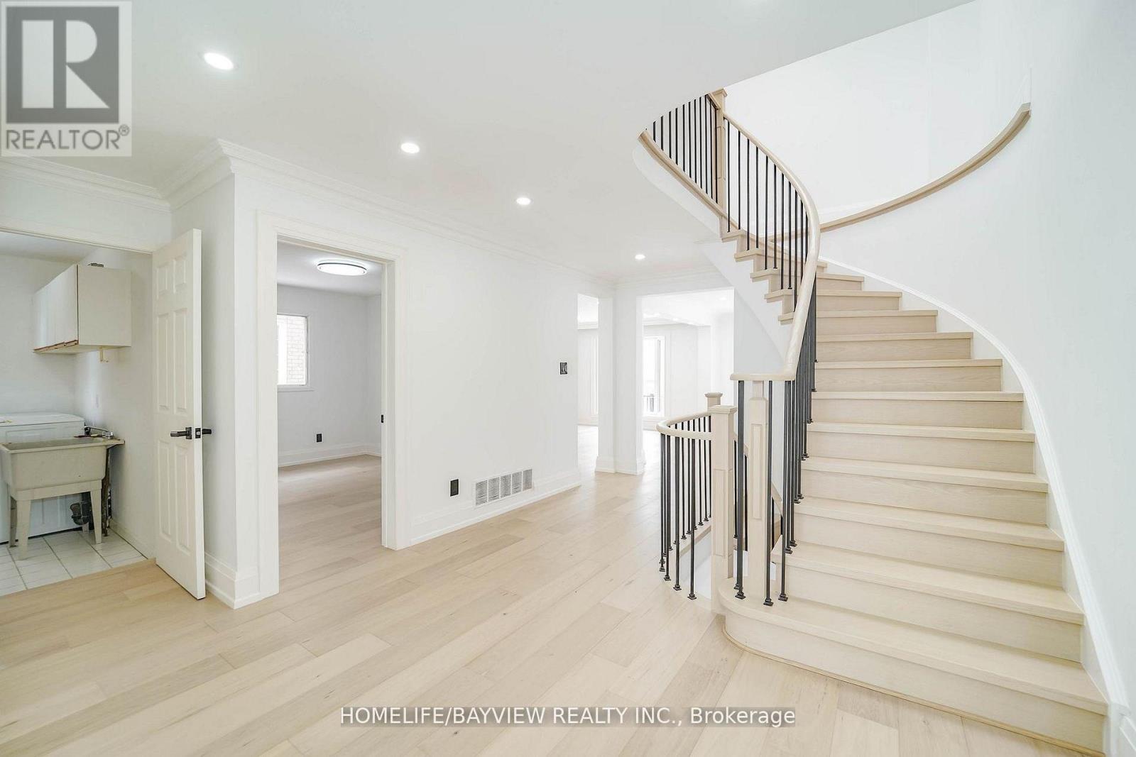 39 Shaftsbury(Main Fl) Avenue, Richmond Hill, Ontario  L4C 9K3 - Photo 4 - N12970604