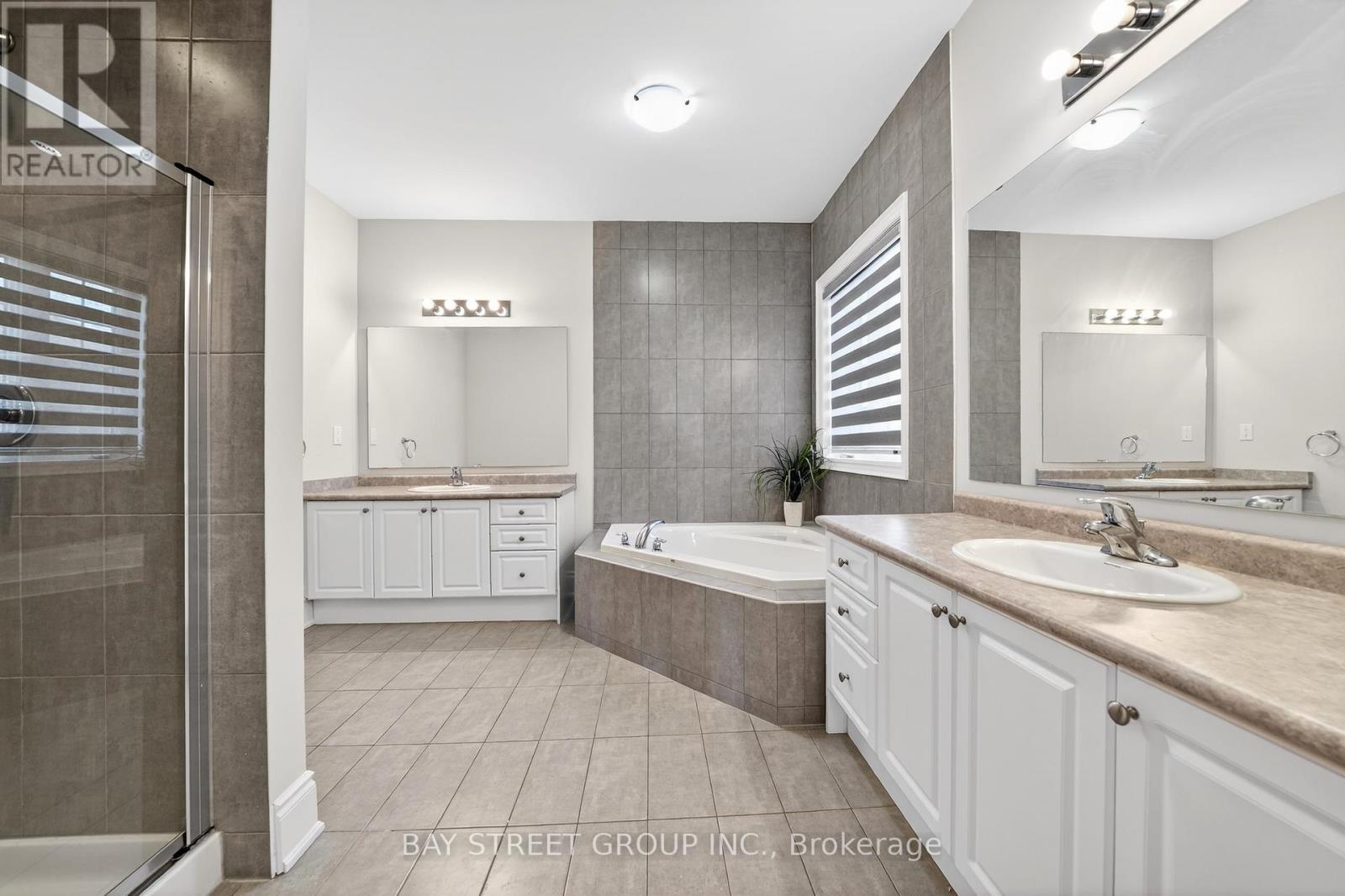 425 Threshing Mill Boulevard, Oakville, Ontario  L6H 0T4 - Photo 21 - W12970362