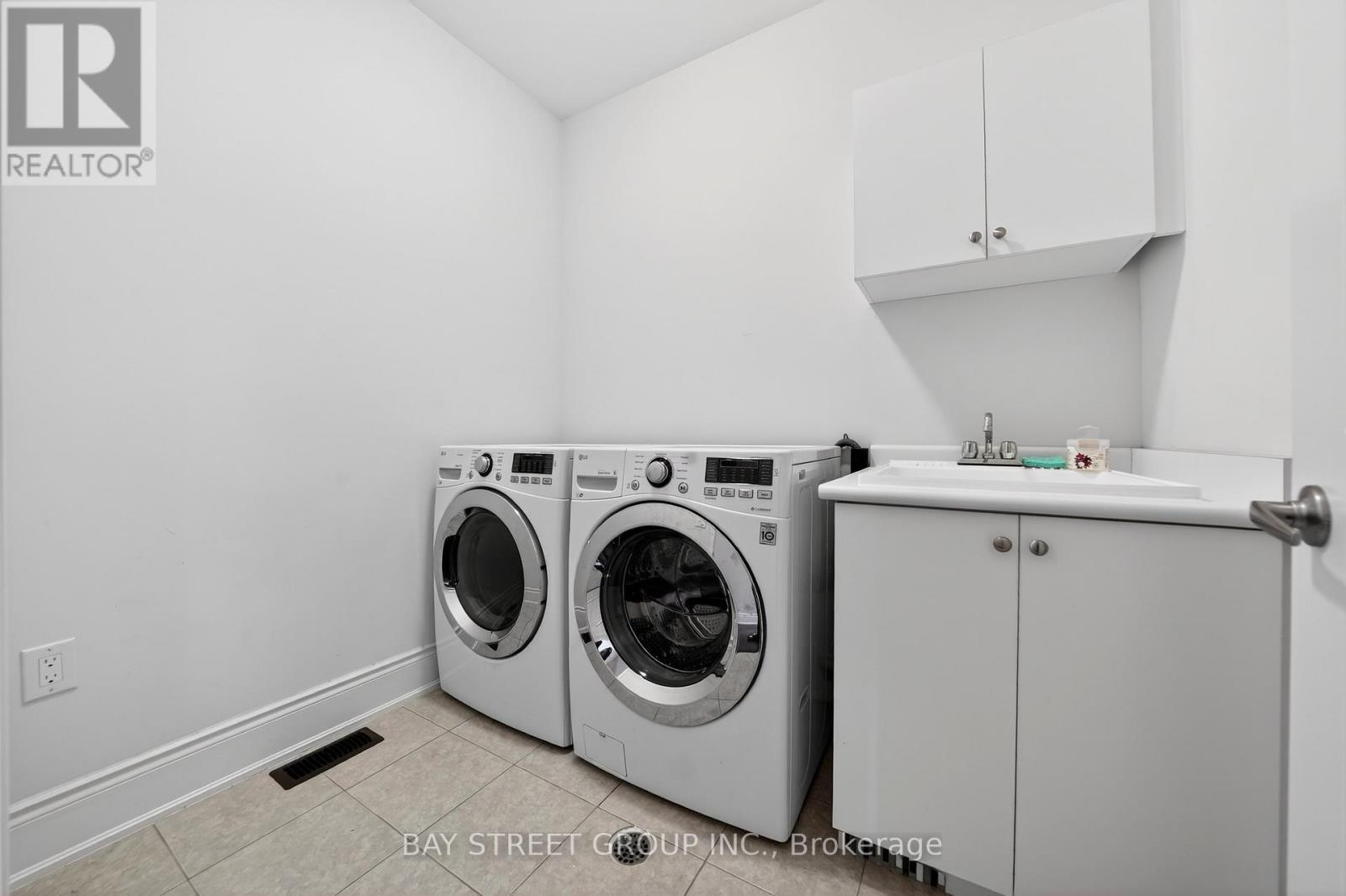 425 Threshing Mill Boulevard, Oakville, Ontario  L6H 0T4 - Photo 24 - W12970362