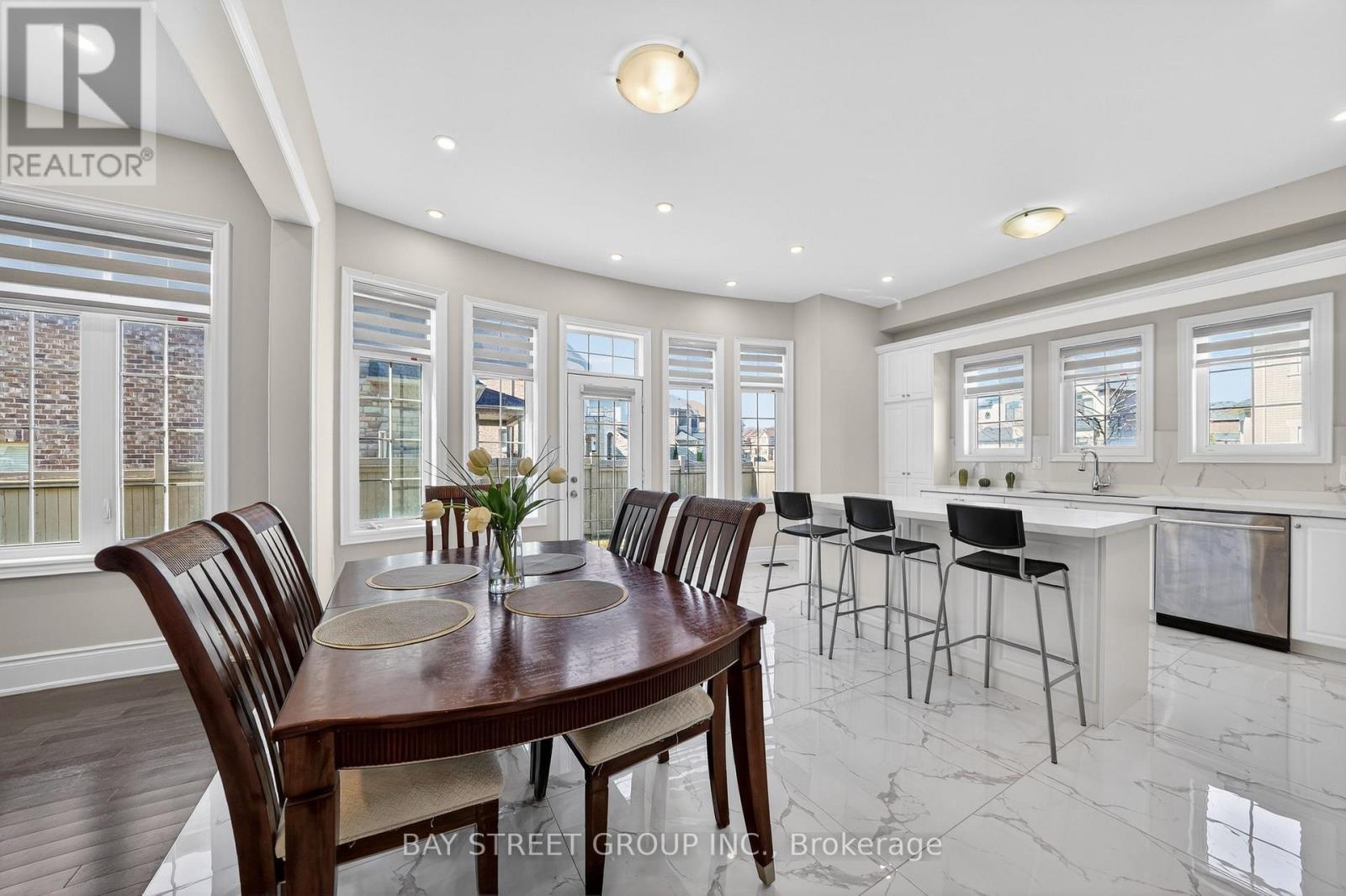 425 Threshing Mill Boulevard, Oakville, Ontario  L6H 0T4 - Photo 5 - W12970362