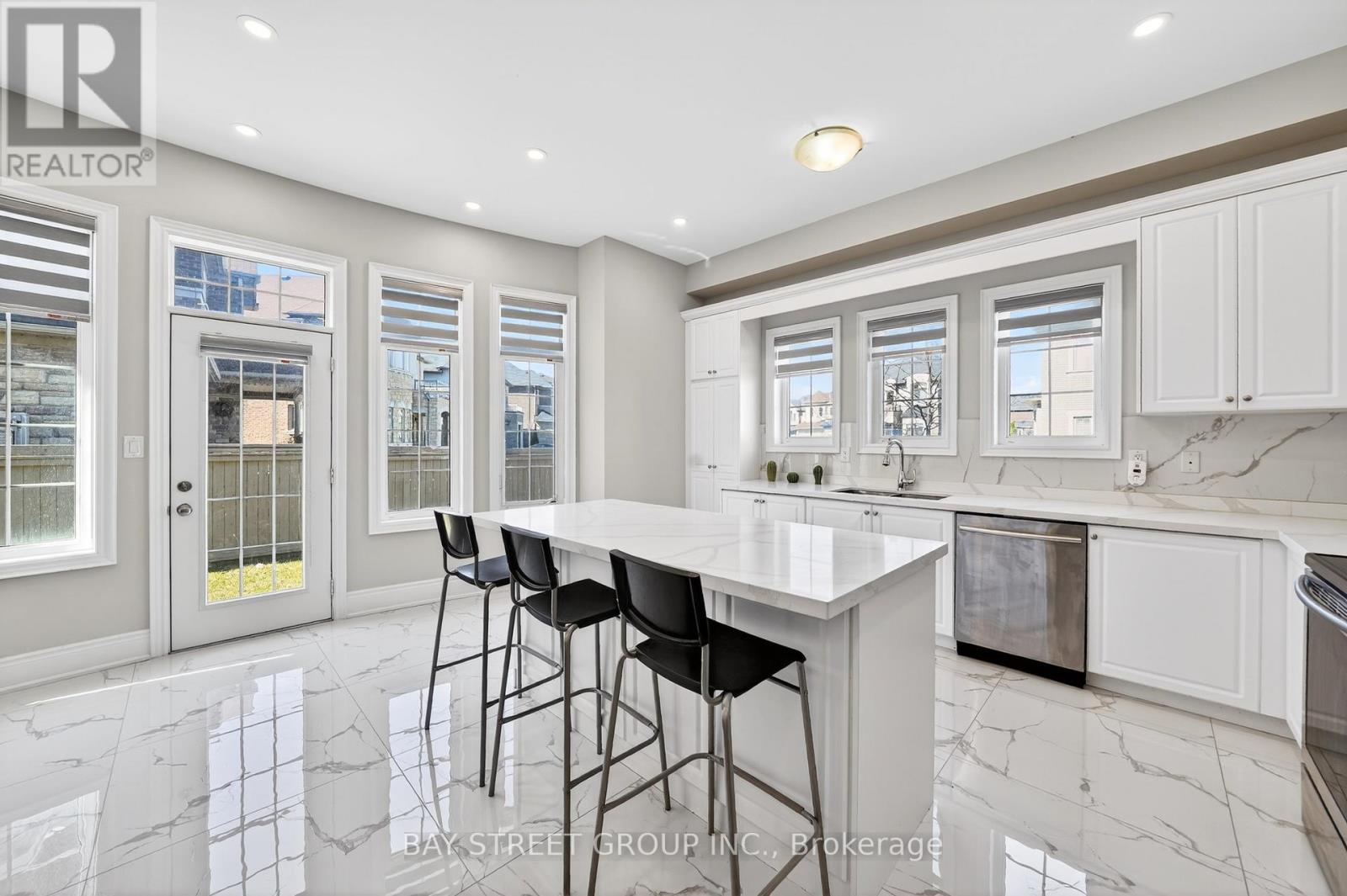 425 Threshing Mill Boulevard, Oakville, Ontario  L6H 0T4 - Photo 6 - W12970362