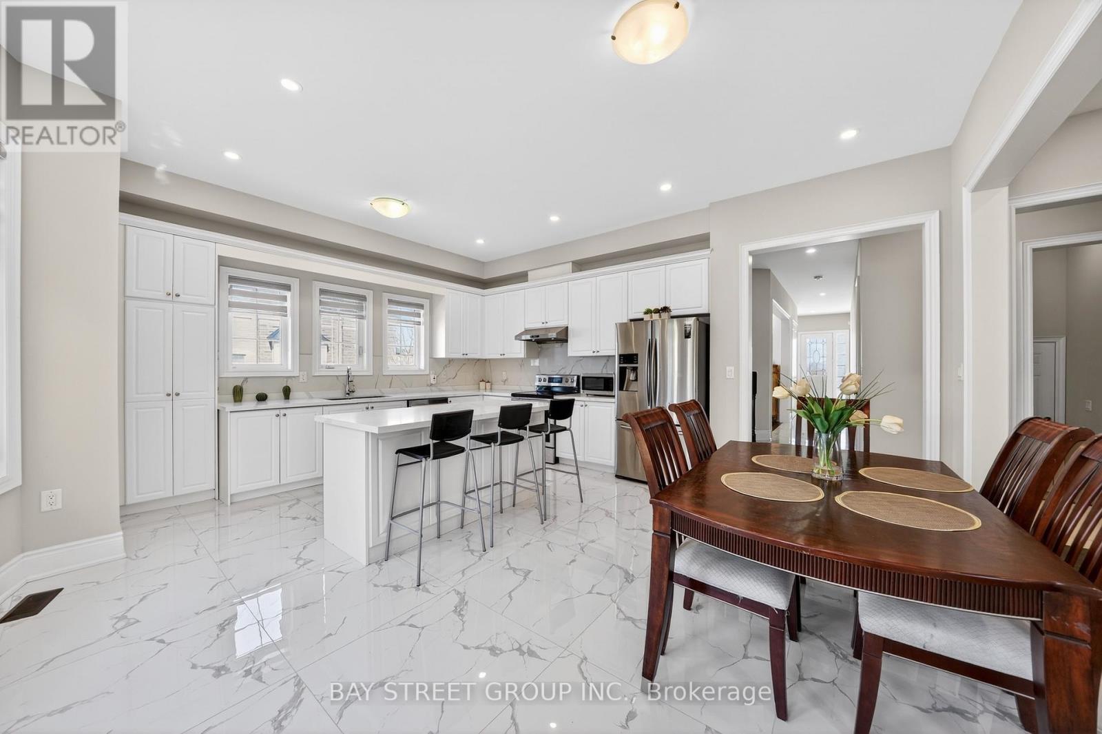 425 Threshing Mill Boulevard, Oakville, Ontario  L6H 0T4 - Photo 7 - W12970362