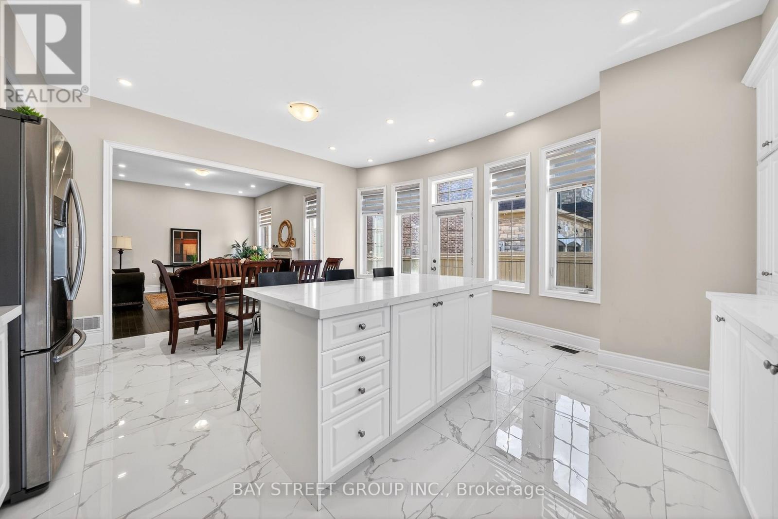 425 Threshing Mill Boulevard, Oakville, Ontario  L6H 0T4 - Photo 9 - W12970362