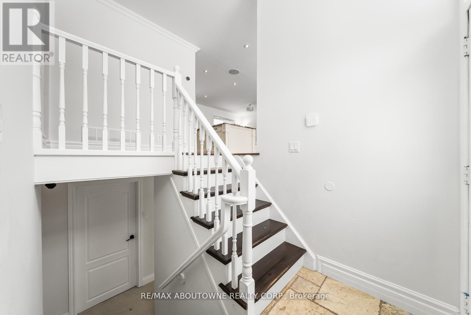 407 Canterbury Crescent, Oakville, Ontario  L6J 5K8 - Photo 2 - W12970384