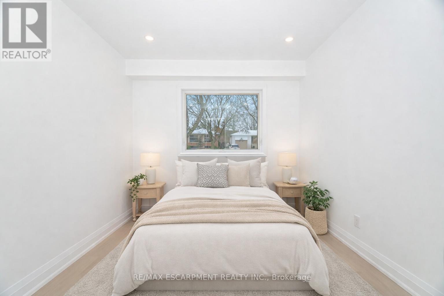 2276 Wyandotte Drive, Oakville, Ontario  L6L 2T5 - Photo 11 - W12970416