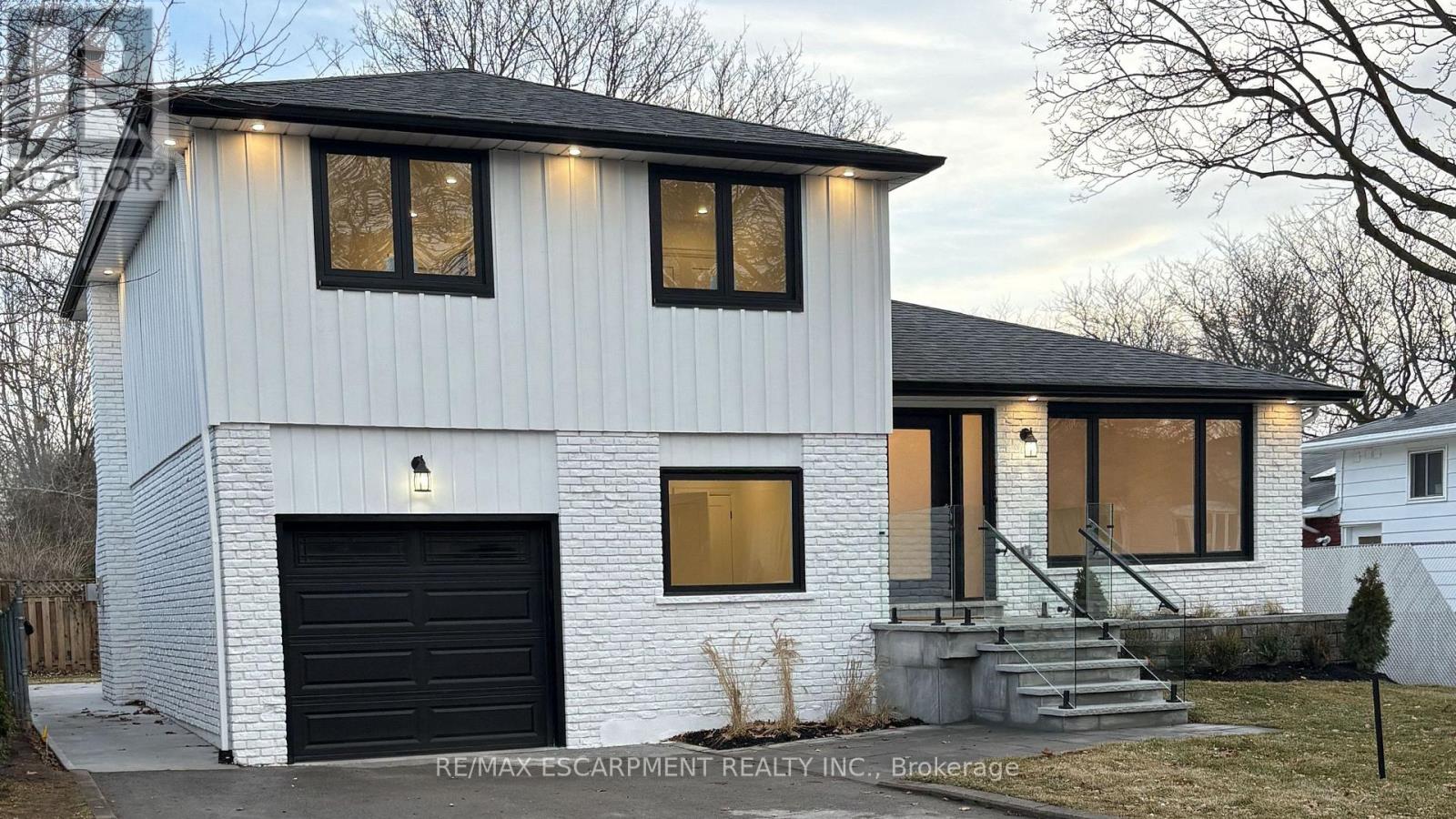 2276 Wyandotte Drive, Oakville, Ontario  L6L 2T5 - Photo 2 - W12970416