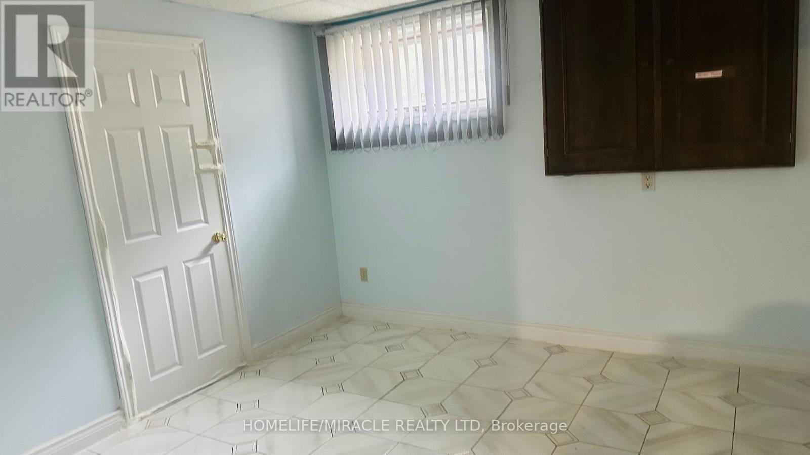 85 Harlow Crescent, Toronto, Ontario  M9V 2Y8 - Photo 11 - W12970456