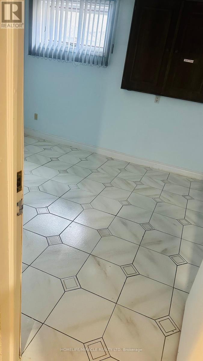 85 Harlow Crescent, Toronto, Ontario  M9V 2Y8 - Photo 12 - W12970456