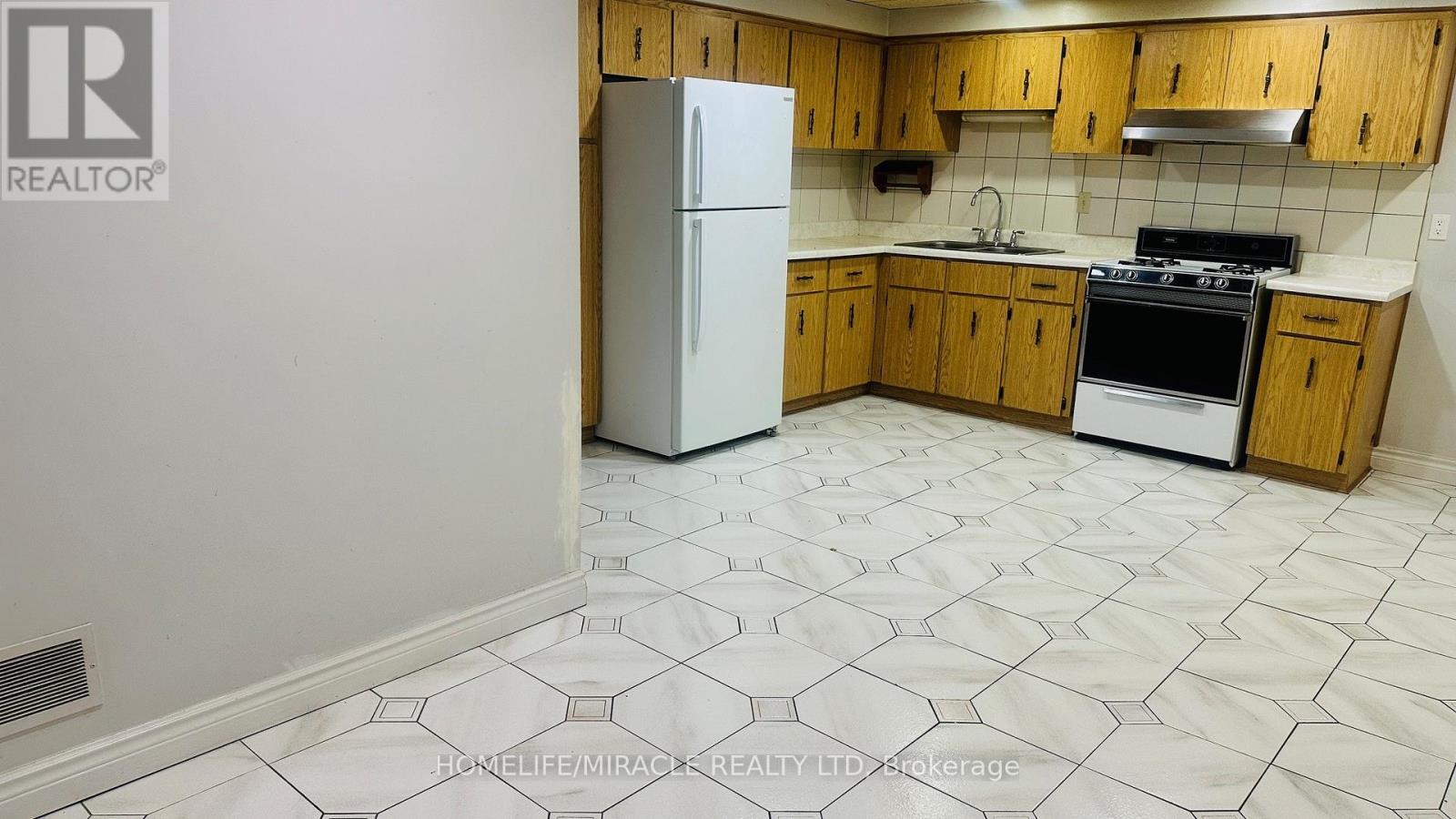 85 Harlow Crescent, Toronto, Ontario  M9V 2Y8 - Photo 14 - W12970456