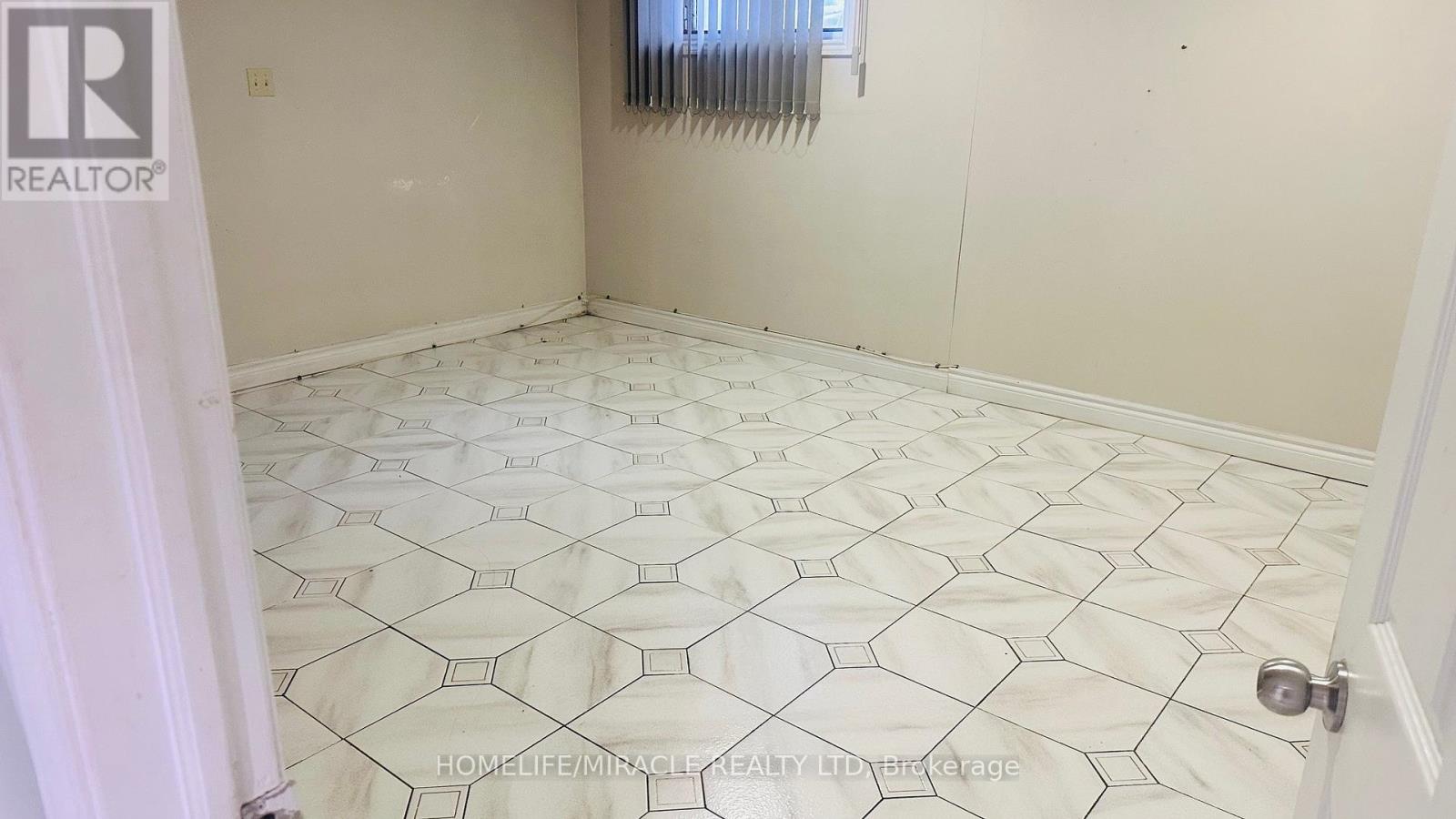 85 Harlow Crescent, Toronto, Ontario  M9V 2Y8 - Photo 15 - W12970456