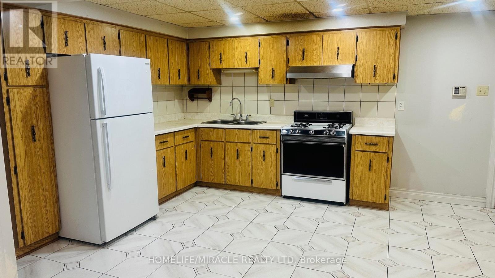 85 Harlow Crescent, Toronto, Ontario  M9V 2Y8 - Photo 7 - W12970456