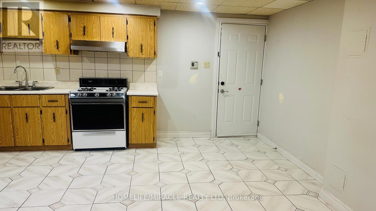 85 Harlow Crescent, Toronto, Ontario  M9V 2Y8 - Photo 8 - W12970456