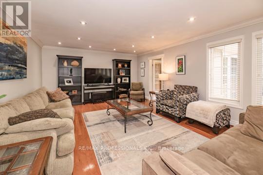 202 Radley Road, Mississauga, Ontario  L5G 2R7 - Photo 5 - W12970592