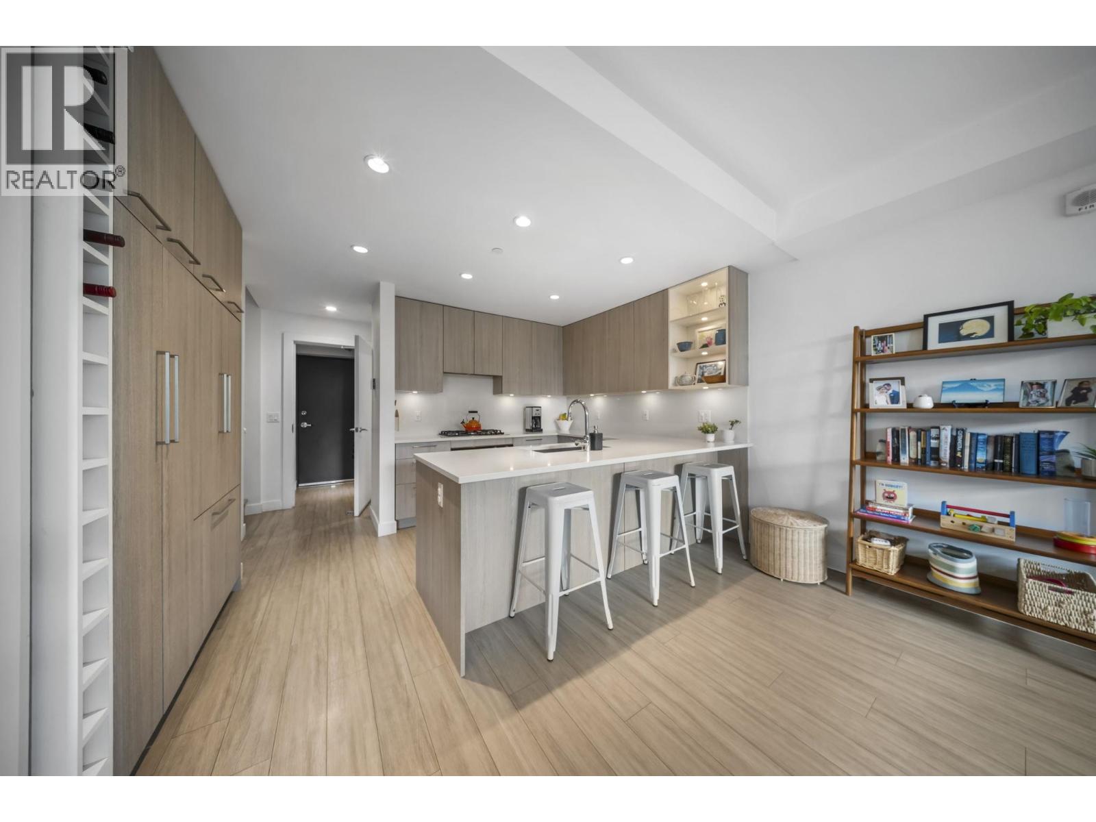 110 707 E 3rd Street, North Vancouver, British Columbia  V7L 1G8 - Photo 3 - R3108320