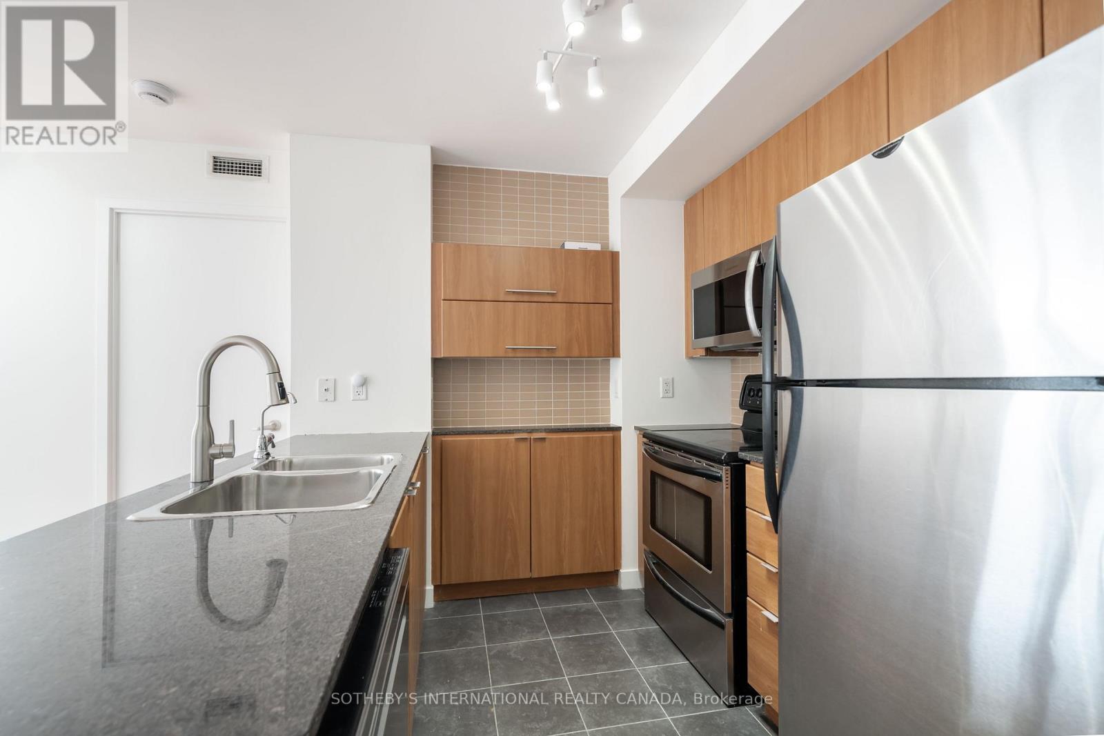 2110 - 11 Brunel Court, Toronto, Ontario  M5V 3Y3 - Photo 4 - C12970698